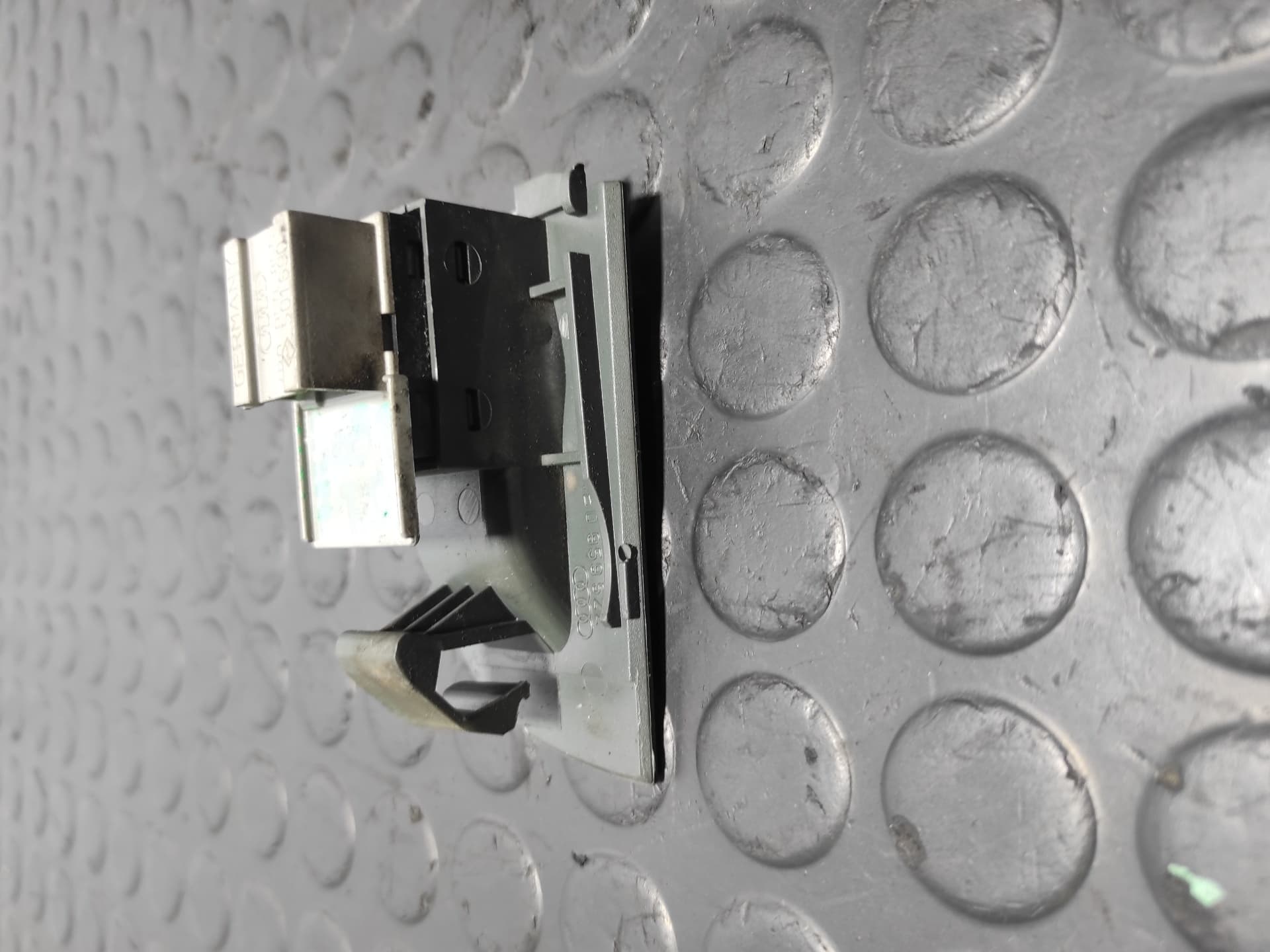 Recambio de MANDO ELEVALUNAS TRASERO DERECHO para AUDI ALLROAD QUATTRO (4B5) 2.5 TDI (132kW) AKE referencia OEM IAM 4B0959855 - GRIS 2