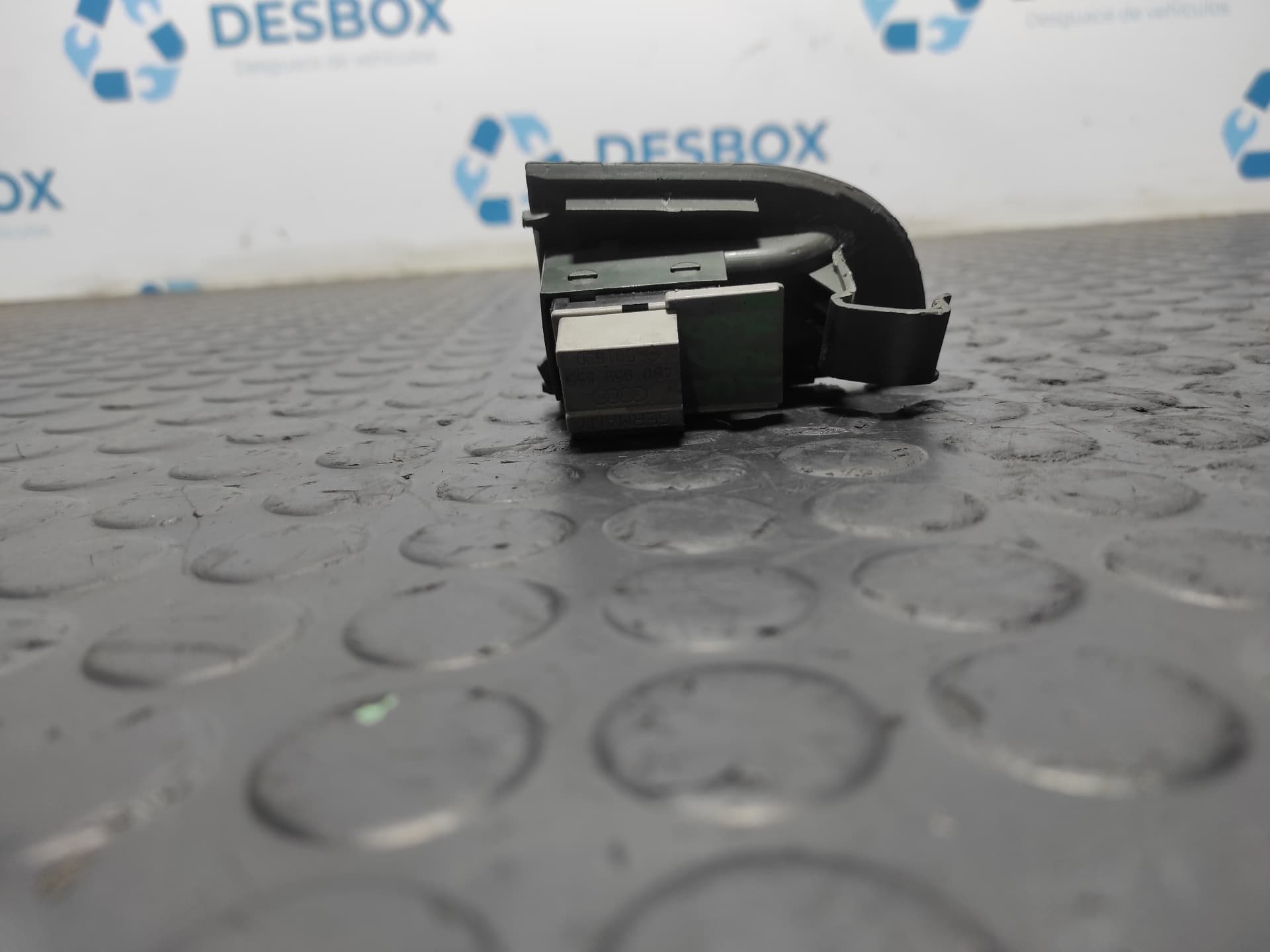 Recambio de MANDO ELEVALUNAS TRASERO IZQUIERDO para AUDI ALLROAD QUATTRO (4B5) 2.5 TDI (132kW) AKE referencia OEM IAM 4B0959855 - GRIS 4