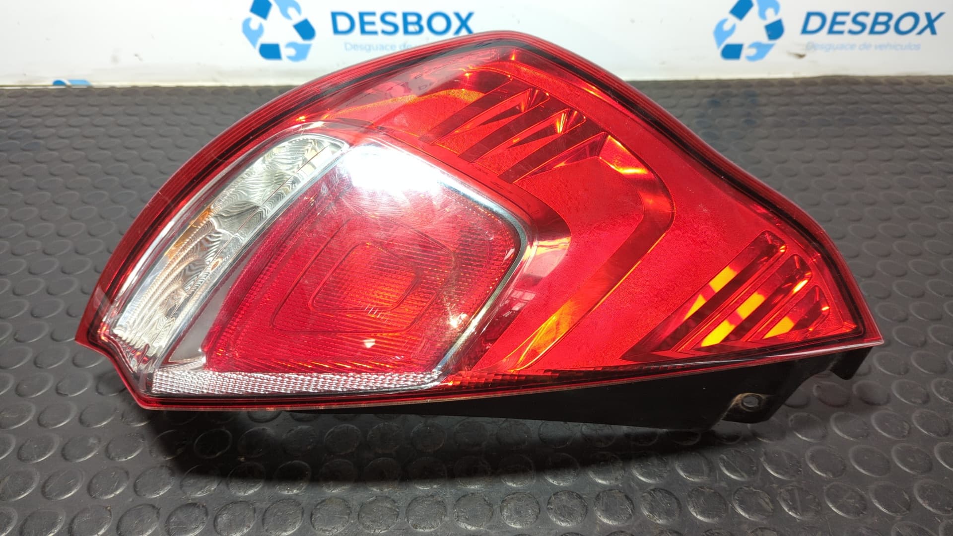 Recambio de PILOTO TRASERO IZQUIERDO para FORD FIESTA (CCN) Black Edition SFJA referencia OEM IAM C1BB13405A - BLANCO