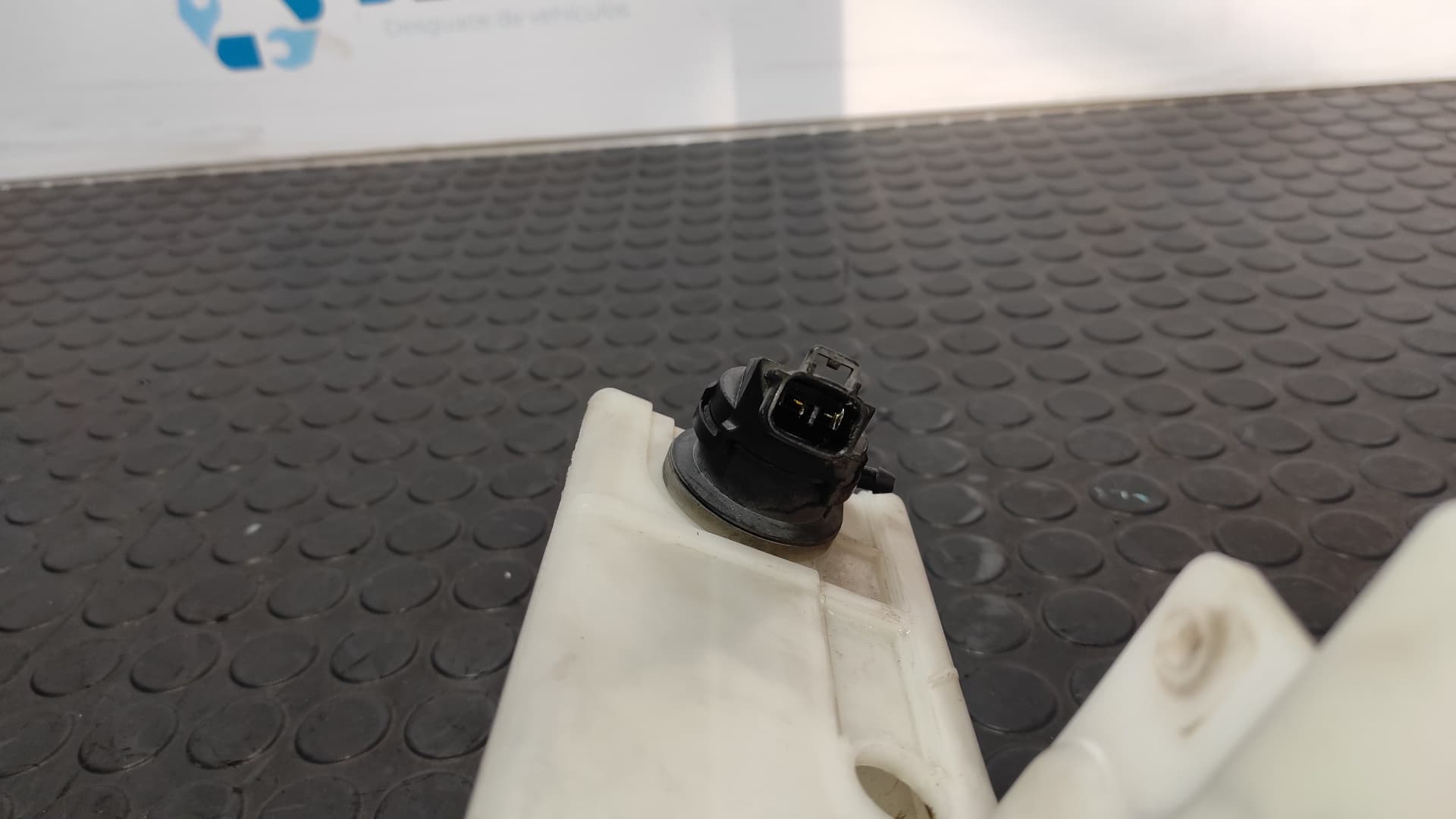 Recambio de DEPOSITO LIMPIA para MAZDA 3 BERLINA (BK) 1.6 CD Diesel CAT Y601 referencia OEM IAM 860142728 - NEGRO 2