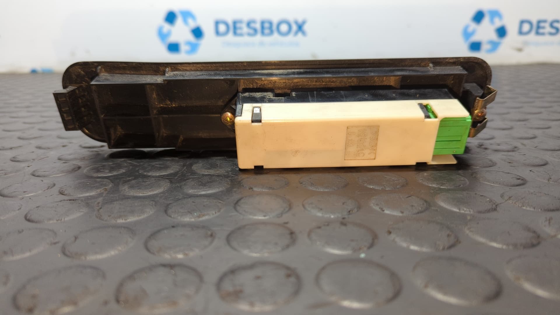Recambio de MANDO ELEVALUNAS DELANTERO DERECHO para MITSUBISHI L 200 (K6/7) referencia OEM IAM 513831 3