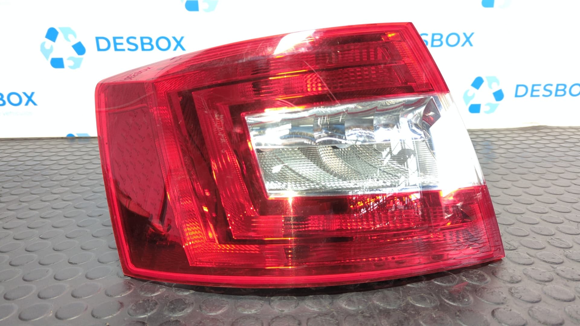 Recambio de PILOTO TRASERO IZQUIERDO para SKODA OCTAVIA BERLINA (1Z3) Active Plus CLH referencia OEM IAM 18414001 - NEGRO