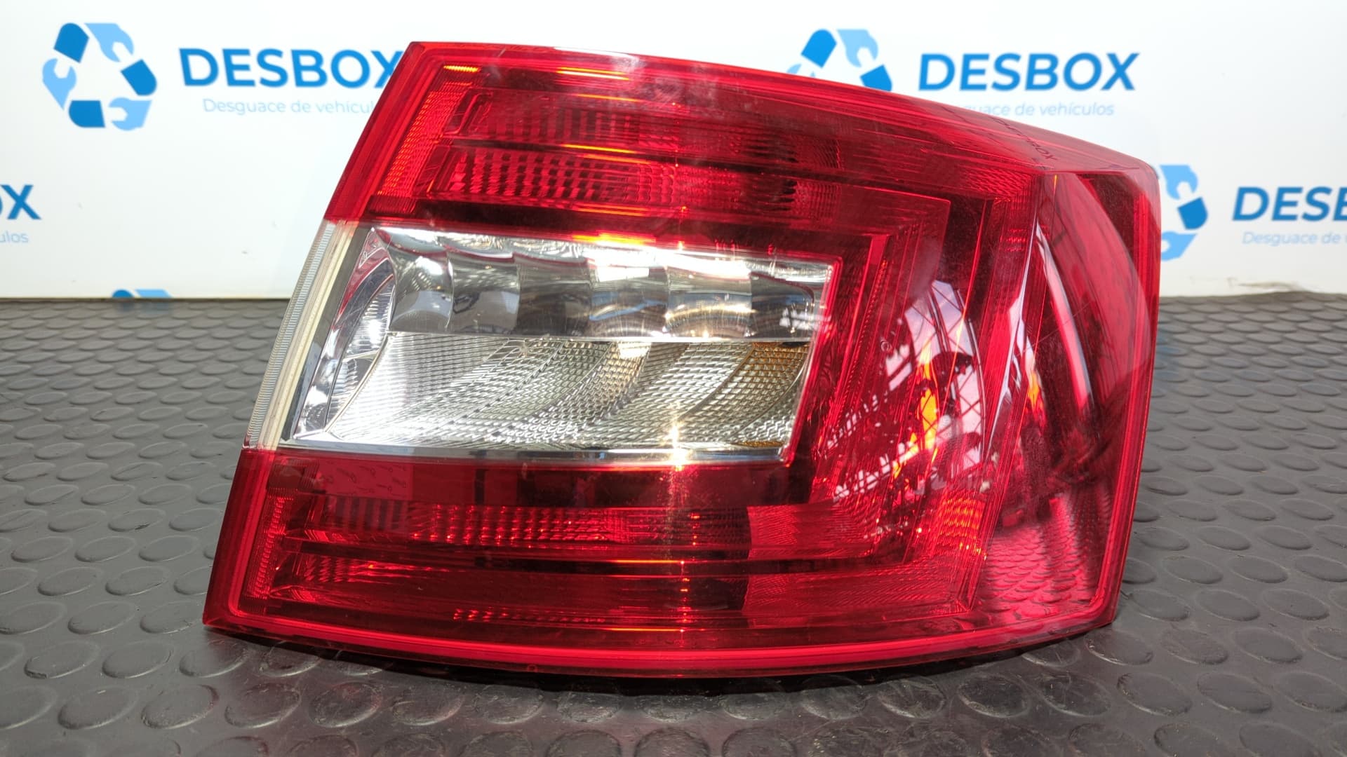 Recambio de PILOTO TRASERO DERECHO para SKODA OCTAVIA BERLINA (1Z3) Active Plus CLH referencia OEM IAM 18414002 - NEGRO