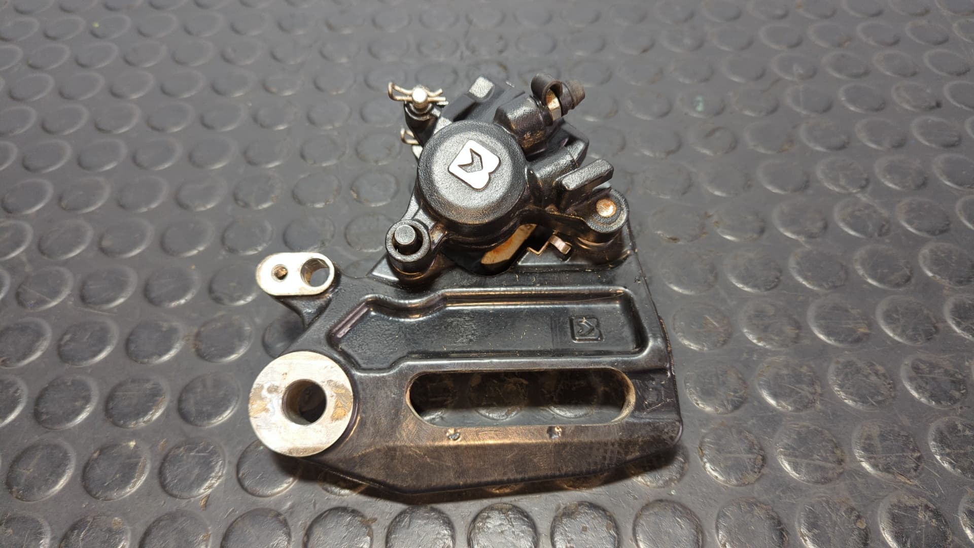 Recambio de PINZA DE FRENO TRASERA para KTM 125 DUKE * 125CC referencia OEM IAM AE2C6 - GRIS