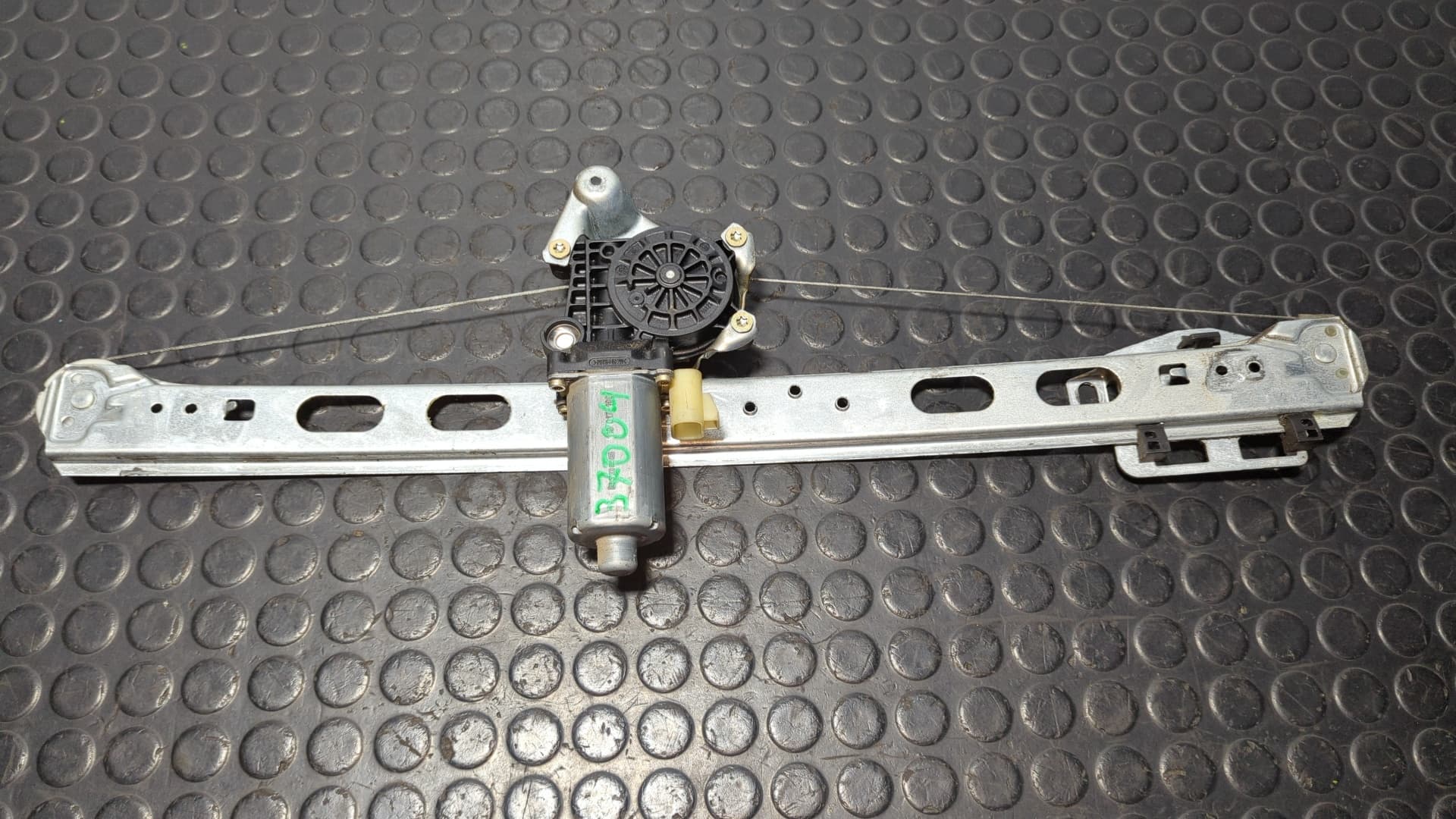 Recambio de ELEVALUNAS TRASERO IZQUIERDO para MERCEDES-BENZ CLASE M (W163) 270 CDI 612963 referencia OEM IAM 119017100 - GRIS