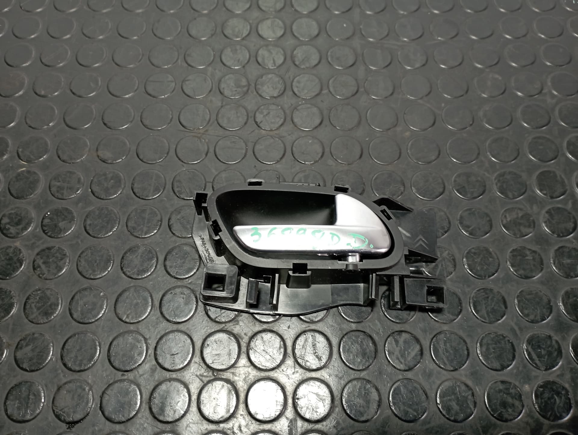Recambio de MANETA INTERIOR DELANTERA DERECHA para PEUGEOT 208 1.2 PURETECH HM05 referencia OEM IAM 303965 - AZUL