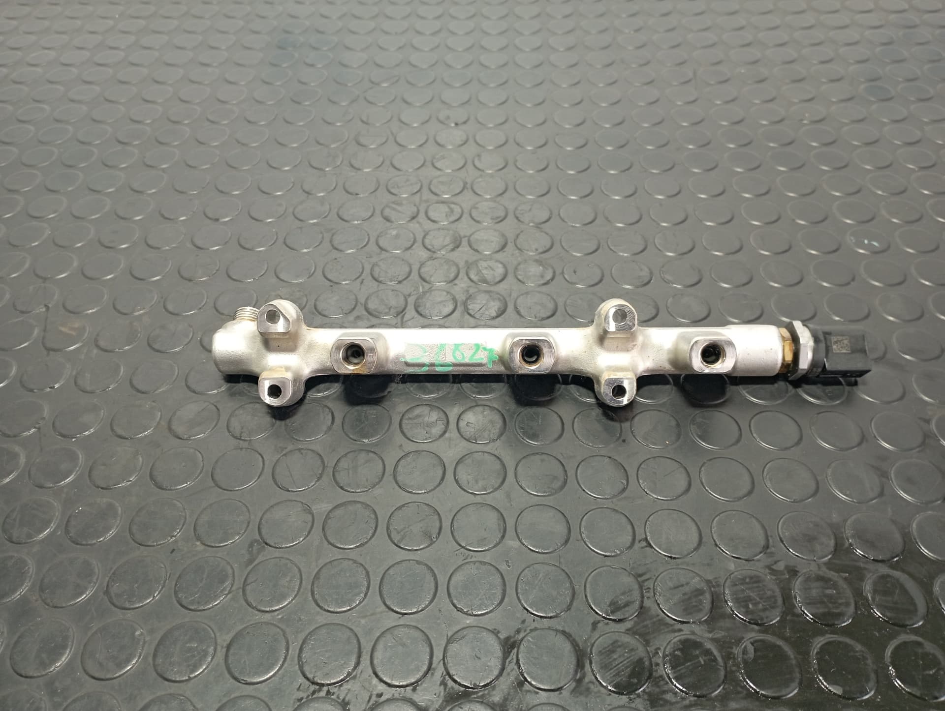 Recambio de RAMPA INYECTORA para VOLKSWAGEN POLO VI (AE1) * DLAC referencia OEM IAM 05C133320A - BLANCO