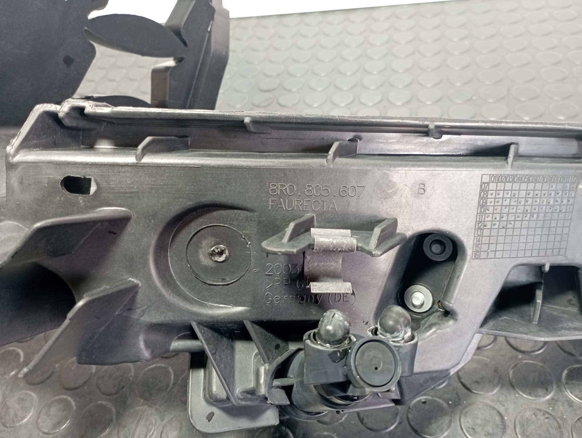 Recambio de SOPORTE FARO IZQUIERDO para AUDI Q5 (8R) Q5 2.0 TDI CGL referencia OEM IAM 8R0805607 - NEGRO 2