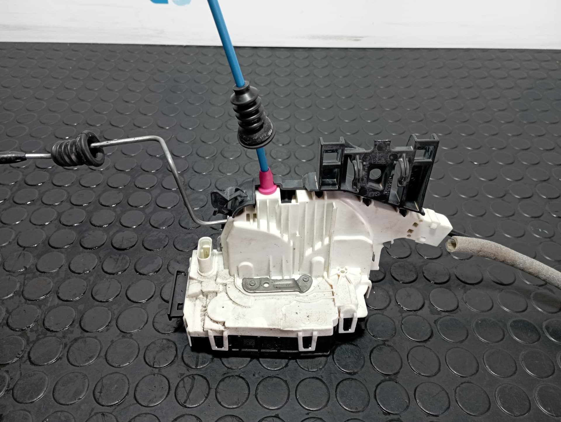Recambio de CERRADURA PUERTA TRASERA DERECHA para MERCEDES-BENZ CLASE A (W176) 2.2 651930 referencia OEM IAM A2047302835 - BLANCO 2