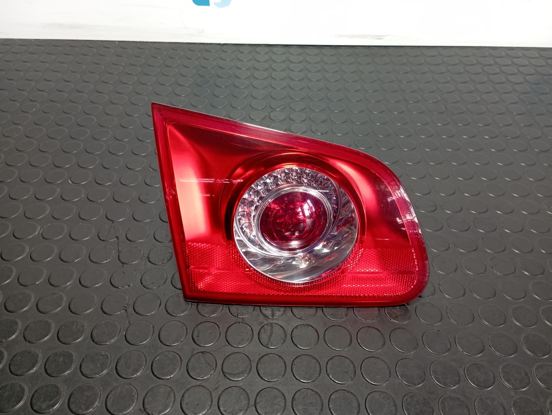 Recambio de PILOTO PORTON IZQUIERDO para VOLKSWAGEN PASSAT VARIANT (3C5) 2.0 TDI BMR referencia OEM IAM 27449002 - NEGRO