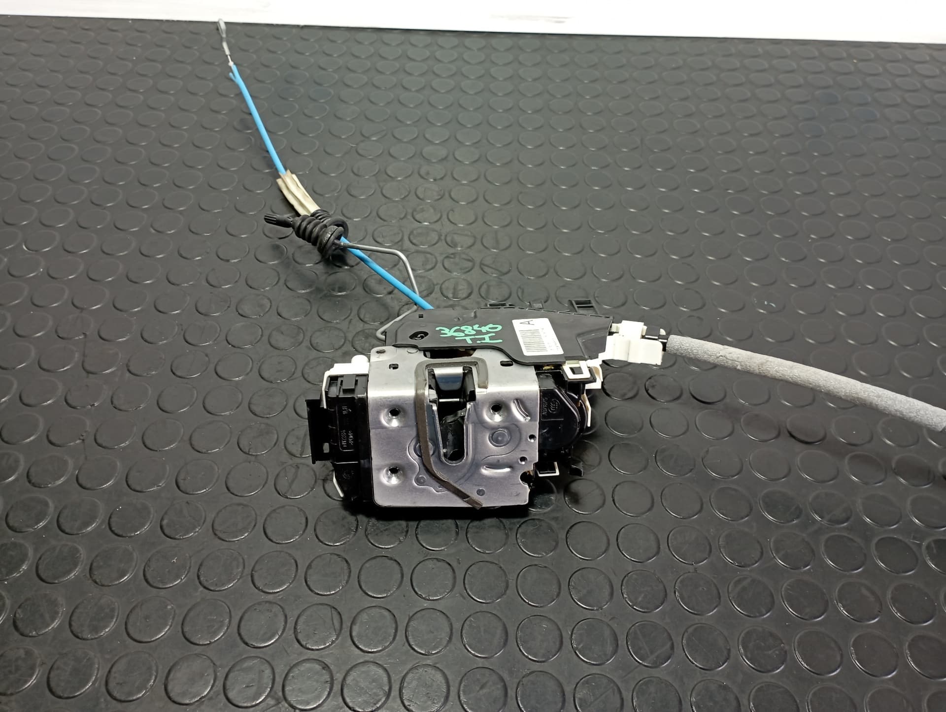 Recambio de CERRADURA PUERTA TRASERA IZQUIERDA para MERCEDES-BENZ CLASE A (W176) 2.2 651930 referencia OEM IAM A2047302735 - BLANCO 2