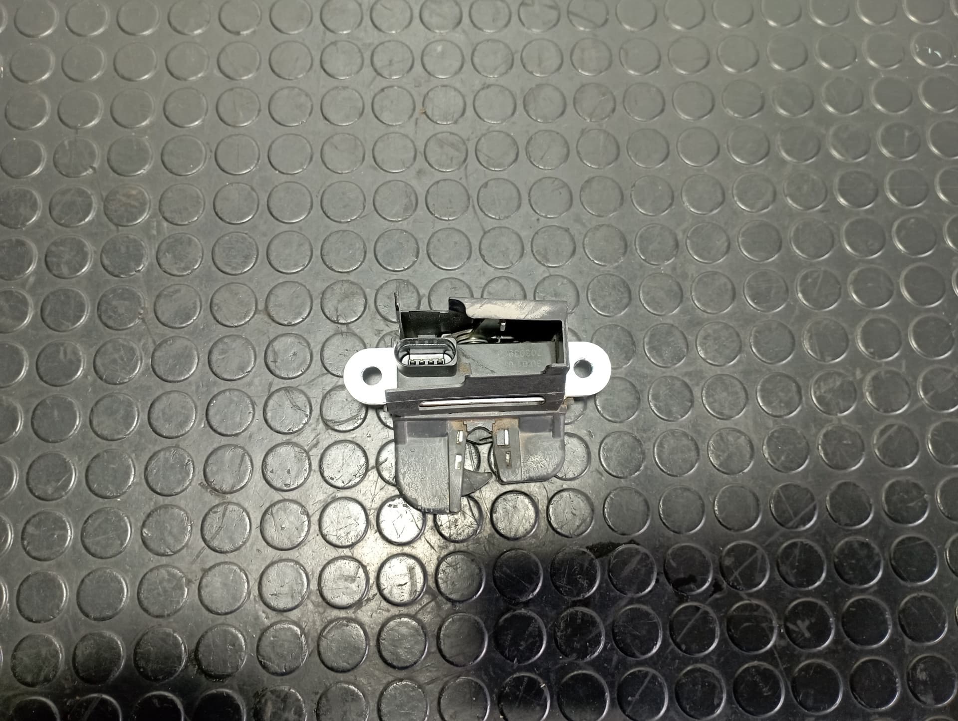 Recambio de CERRADURA MALETERO / PORTON para VOLKSWAGEN PASSAT VARIANT (3C5) 2.0 TDI BMR referencia OEM IAM 3C9827645A - NEGRO 2