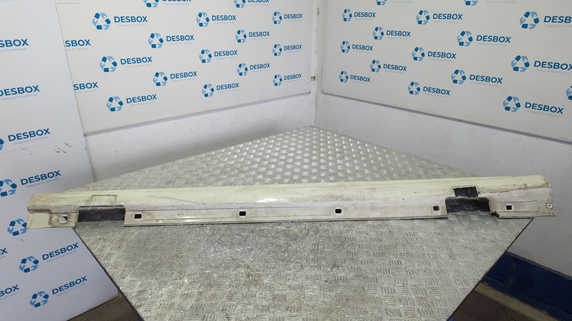 Recambio de TALONERA IZQUIERDA  para MERCEDES-BENZ CLASE A (W176) 2.2 651930 referencia OEM IAM 001176882 - BLANCO