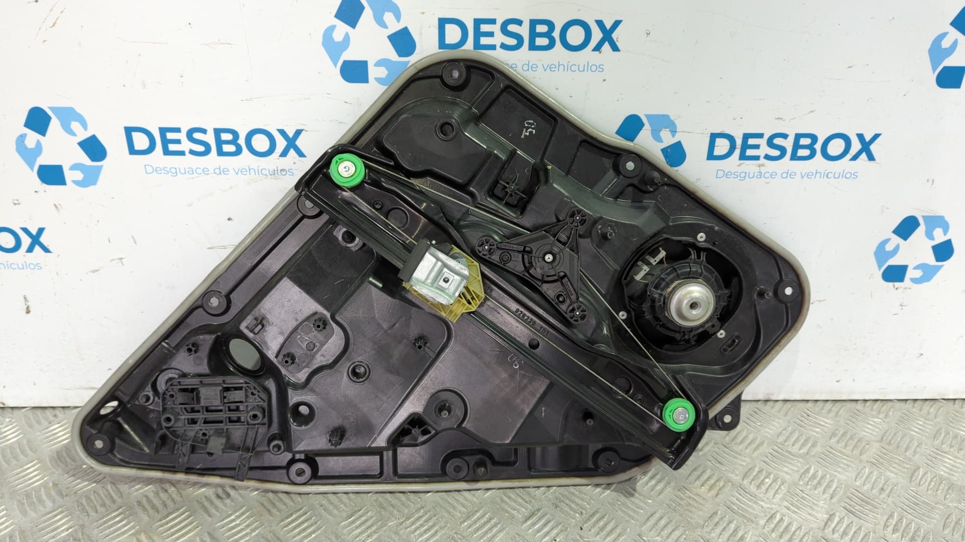 Recambio de ELEVALUNAS TRASERO DERECHO para MERCEDES-BENZ CLASE A (W176) 2.2 651930 referencia OEM IAM A2047302835  - BLANCO