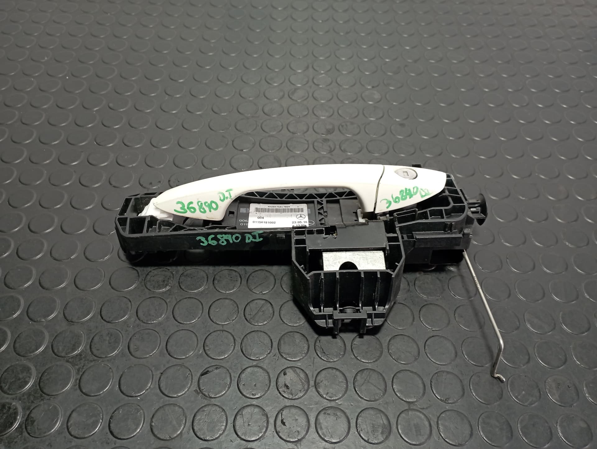 Recambio de MANETA DELANTERA IZQUIERDA para MERCEDES-BENZ CLASE A (W176) 2.2 651930 referencia OEM IAM A2047600170 - BLANCO
