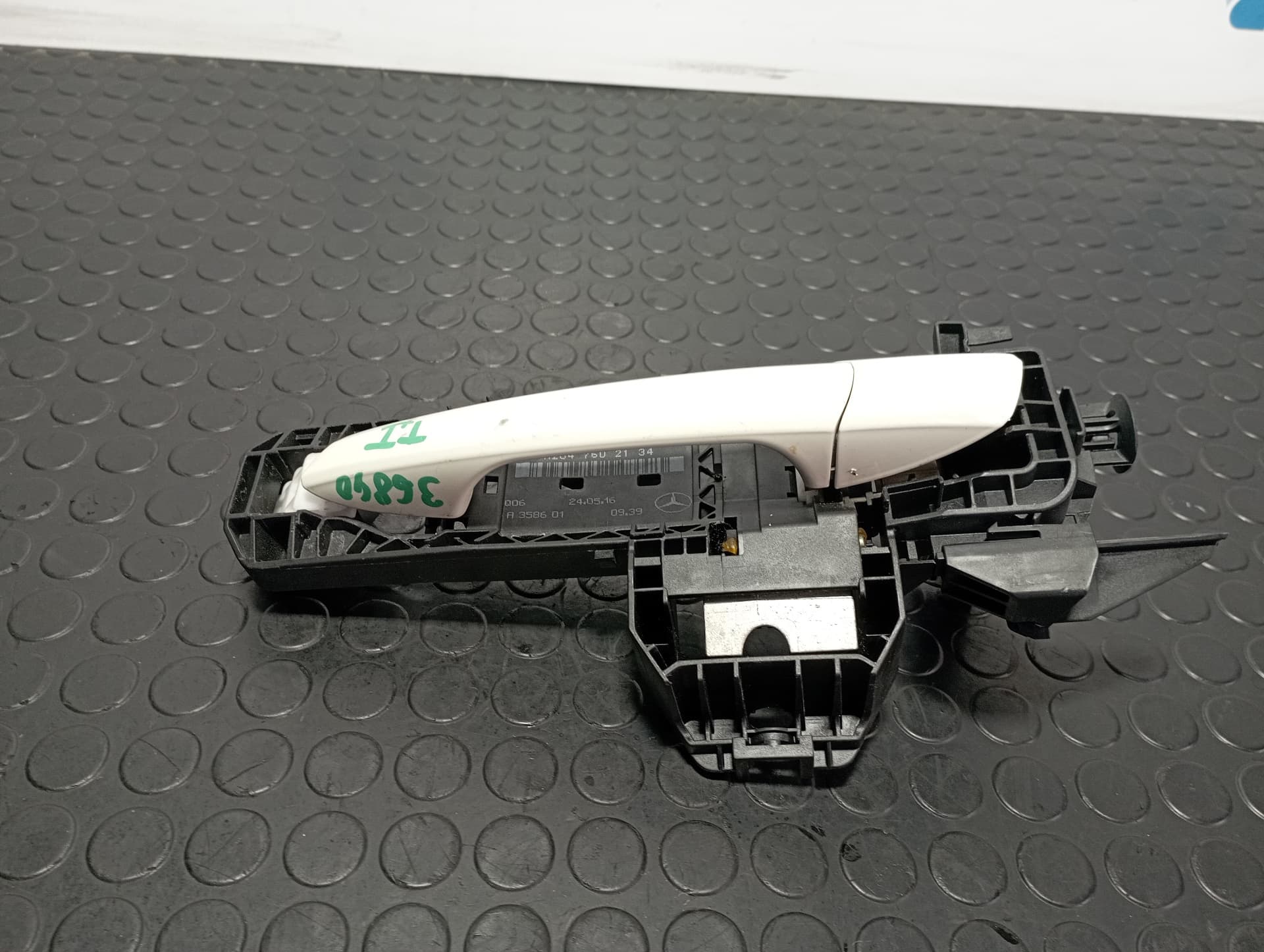 Recambio de MANETA  TRASERA IZQUIERDA para MERCEDES-BENZ CLASE A (W176) 2.2 651930 referencia OEM IAM A2047600170  - BLANCO 2