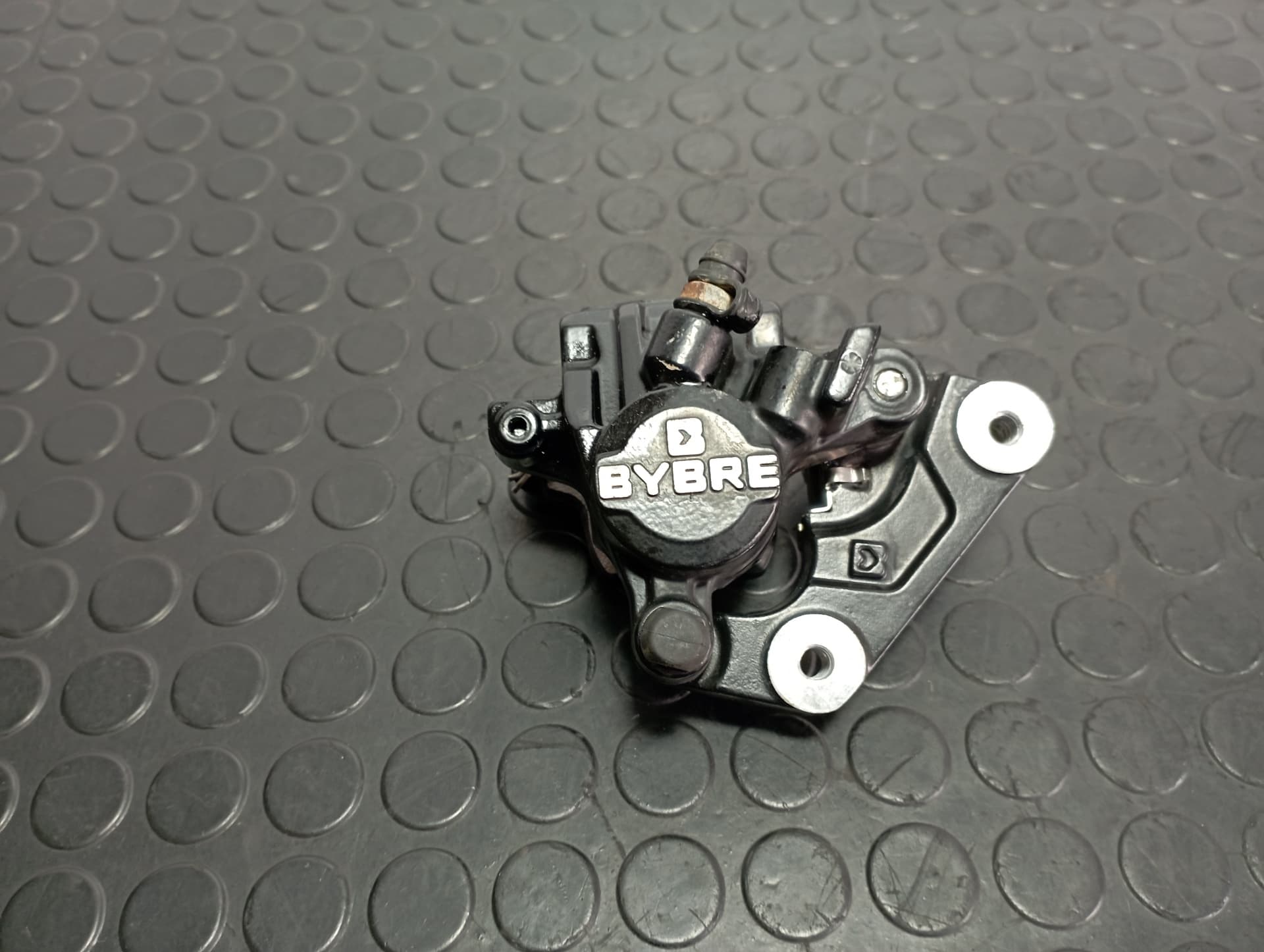 Recambio de PINZA DE FRENO DELANTERA para BMW C 400 X A81A03A referencia OEM IAM 6170099 - NEGRO