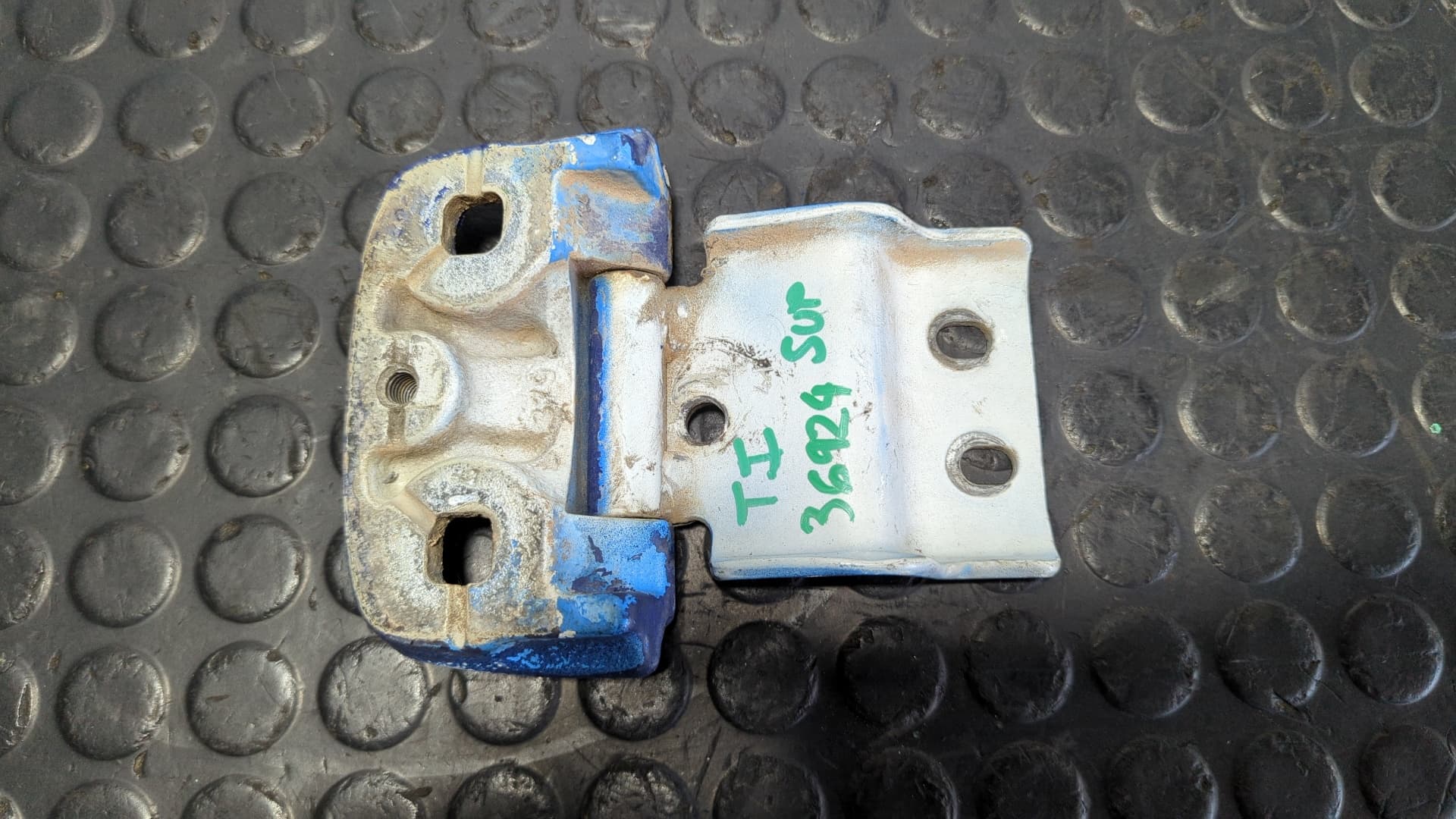 Recambio de BISAGRAS PUERTA TRASERA IZQUIERDA para PEUGEOT BOXER CAJA CERR. TECHO ELEVADO (BAT.3450)(335)(2007 =>) 2.2 HDI 4HU referencia OEM IAM B986 - AZUL 2