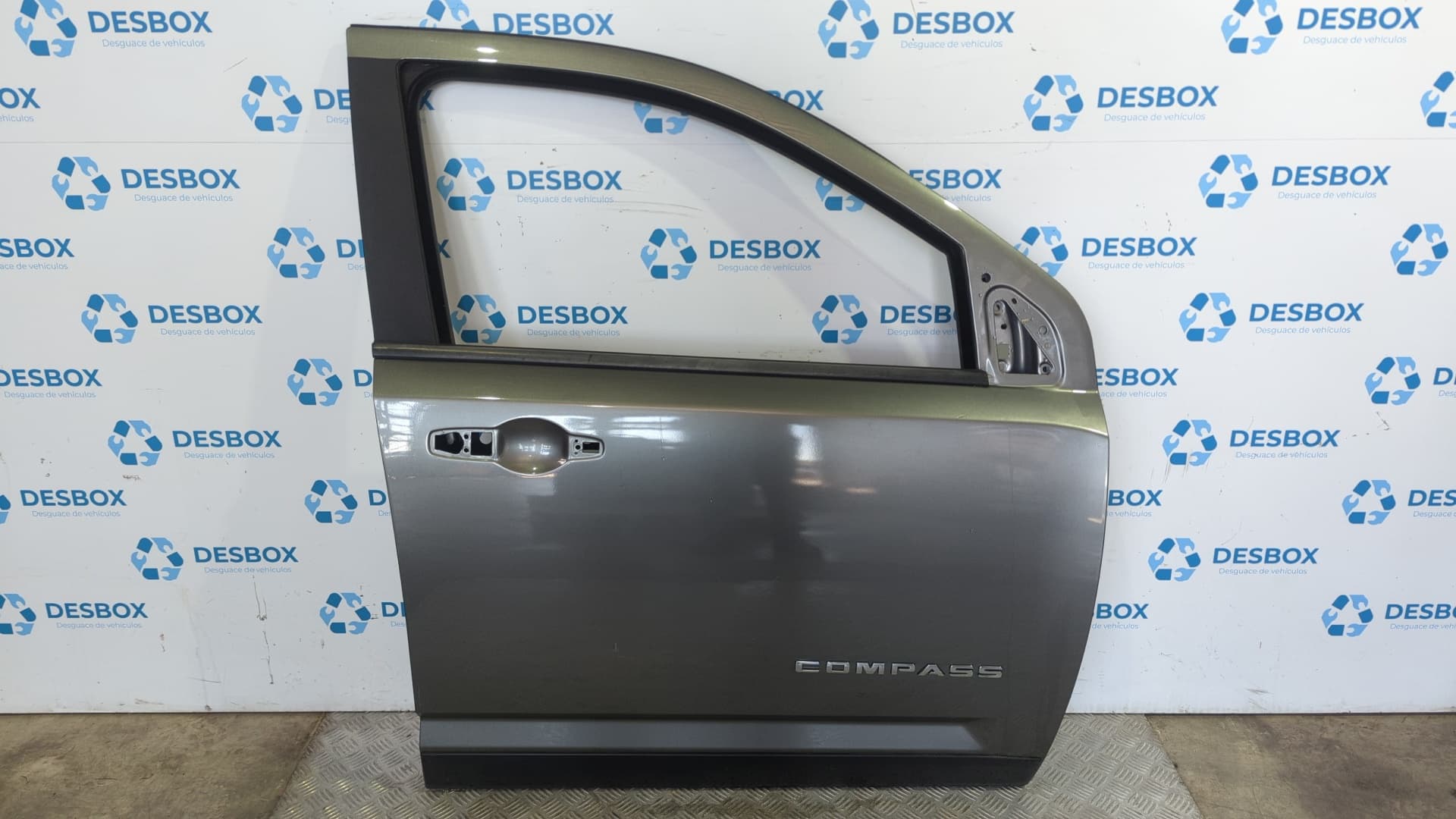 Recambio de PUERTA DELANTERA DERECHA para CHRYSLER JEEP COMPASS 2.2 CRD CAT 651 925 ON - GRIS