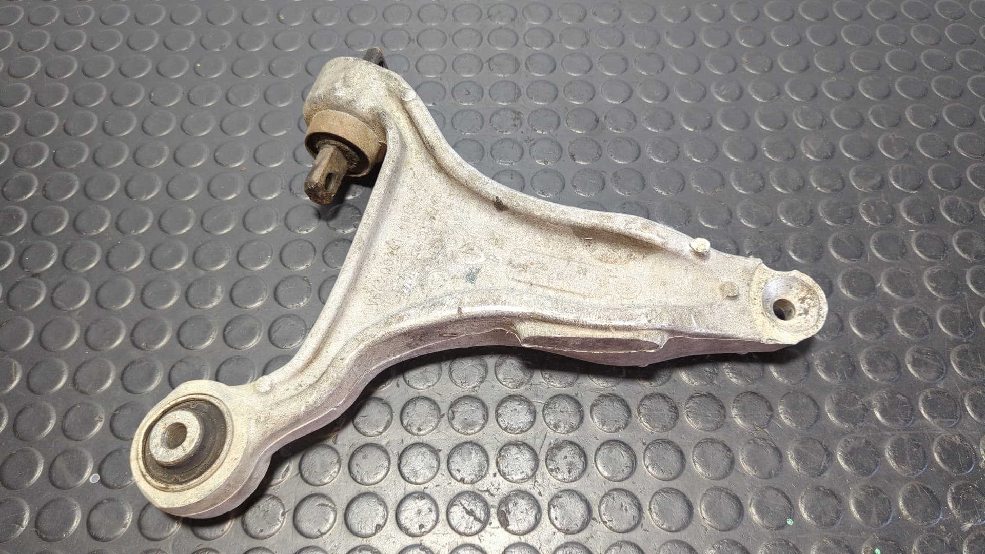 Recambio de BRAZO DERECHO INFERIOR DELANTERO para VOLVO XC70 2.4D D5244T referencia OEM IAM SV66200161 - GRIS