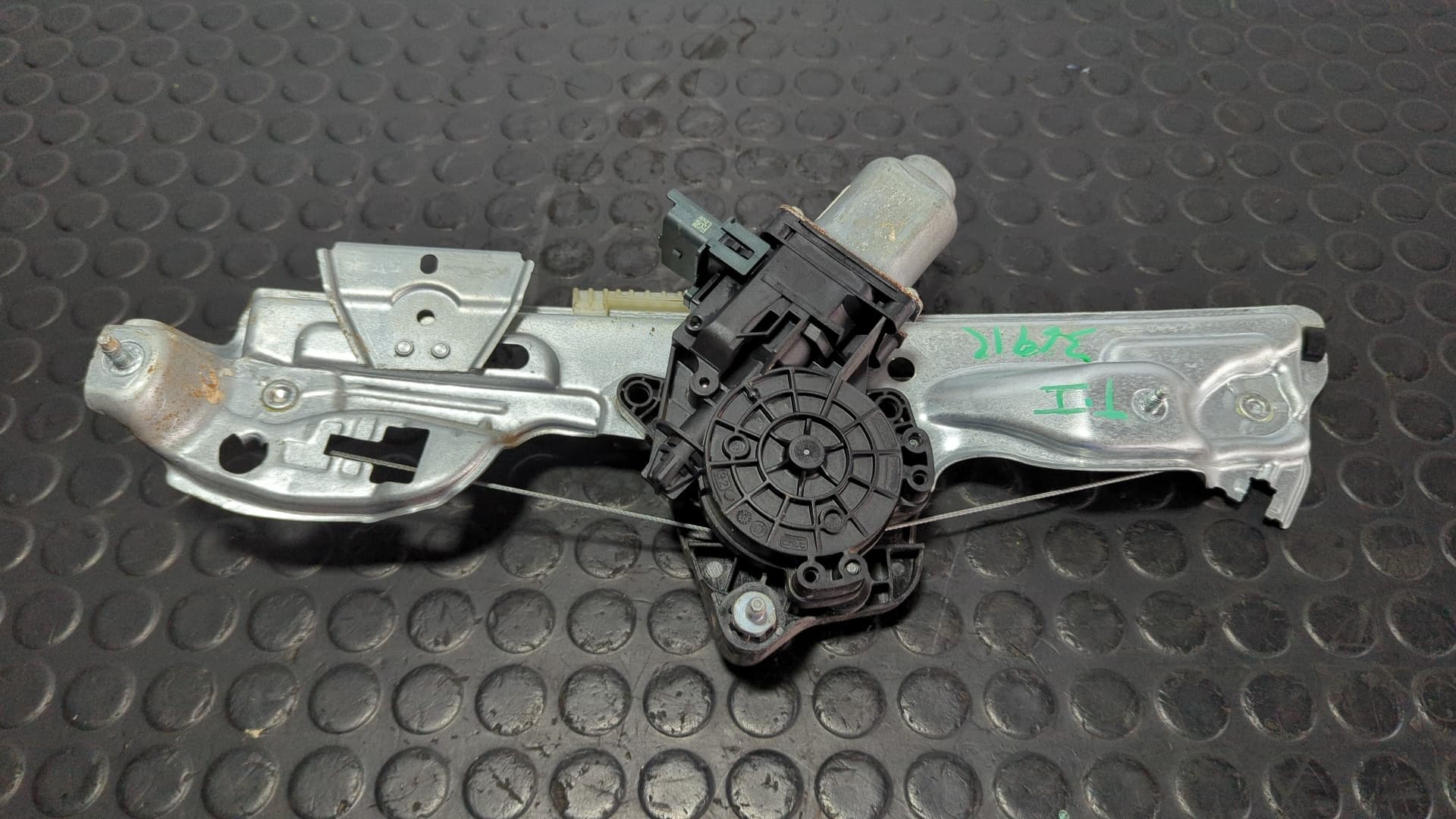 Recambio de ELEVALUNAS TRASERO IZQUIERDO para RENAULT MEGANE IV BERLINA 5P 1.5 DCI K9KG6 referencia OEM IAM C42893104 - NEGRO