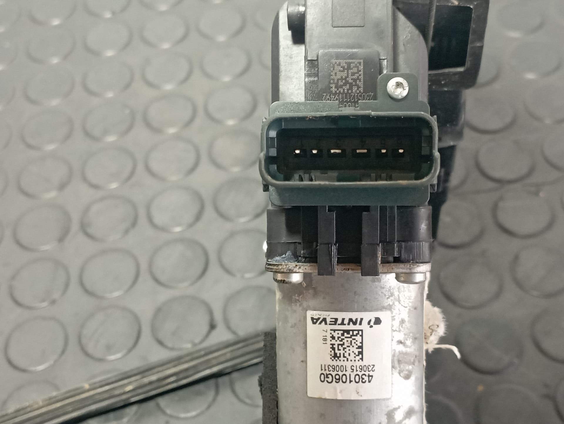 Recambio de ELEVALUNAS DELANTERO IZQUIERDO para RENAULT MEGANE IV BERLINA 5P 1.5 DCI K9KG6 referencia OEM IAM C42829102 - NEGRO 4