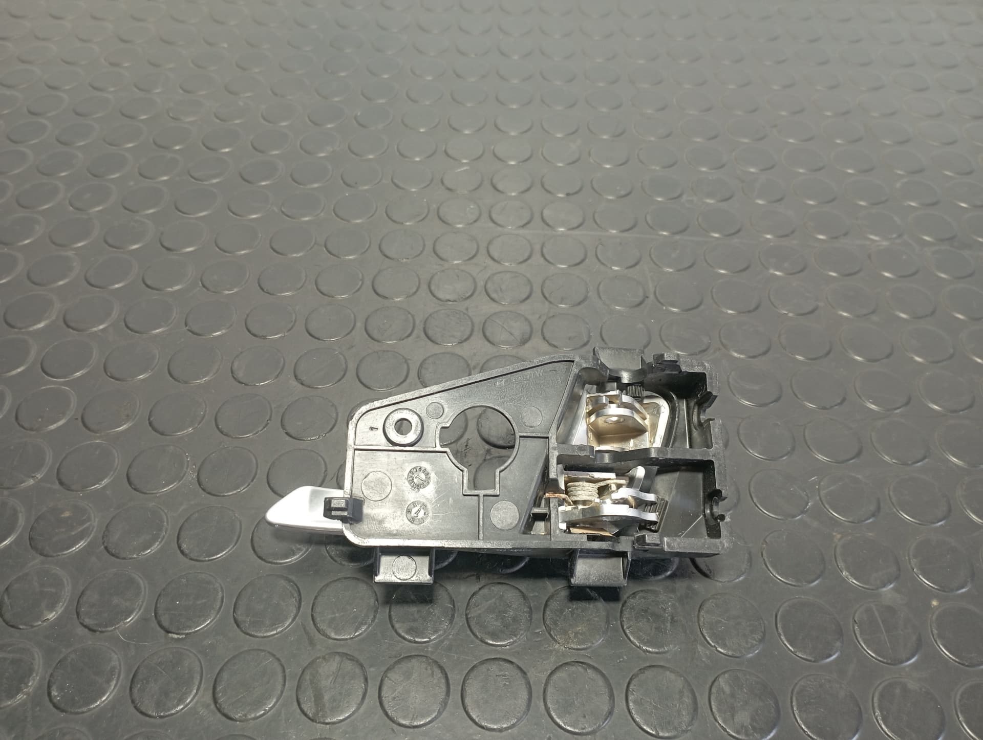 Recambio de MANETA INTERIOR DELANTERA IZQUIERDA para KIA PICANTO G3LA referencia OEM IAM 826101Y000 - ROJO 4