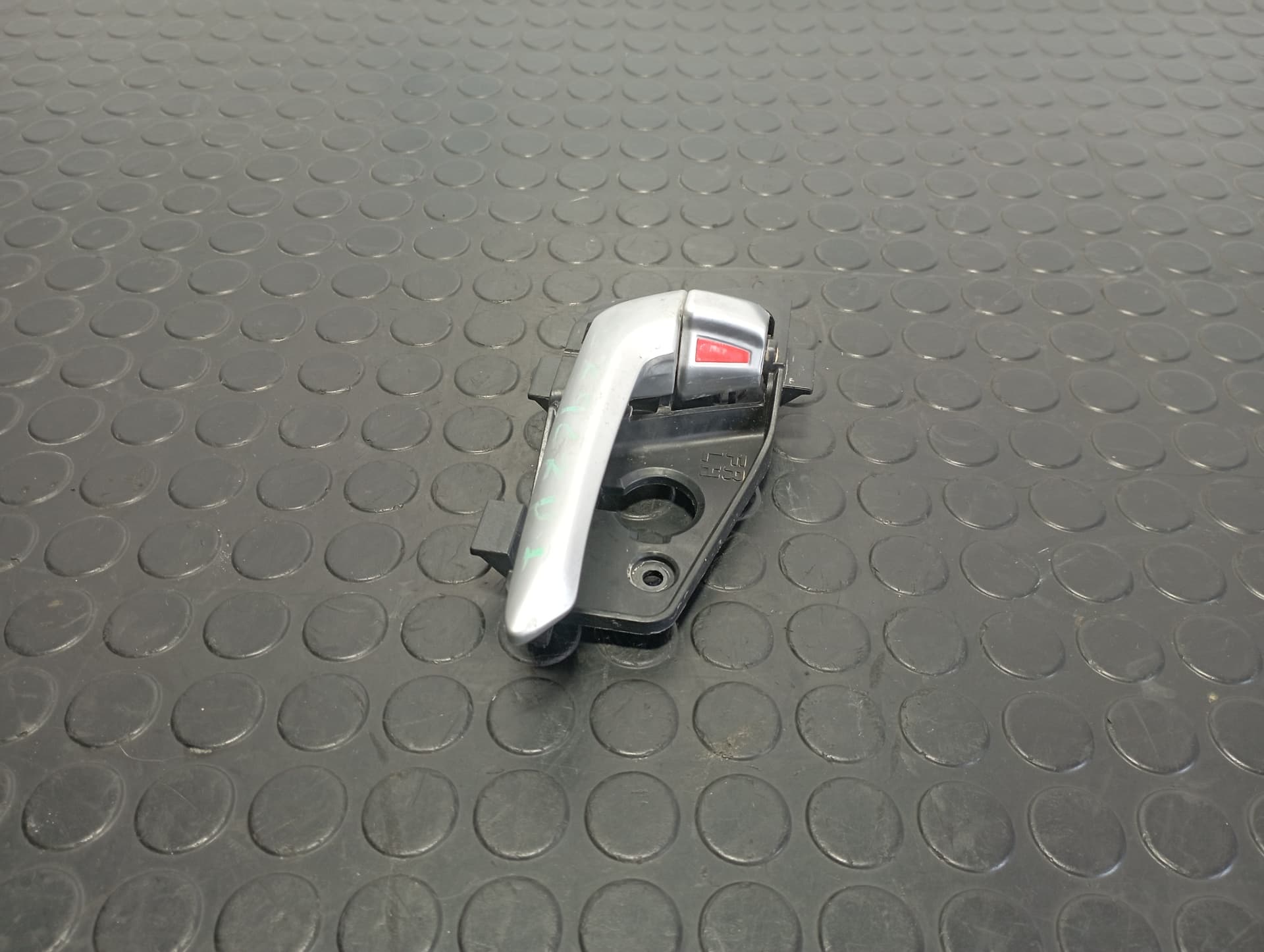 Recambio de MANETA INTERIOR DELANTERA IZQUIERDA para KIA PICANTO G3LA referencia OEM IAM 826101Y000 - ROJO 2