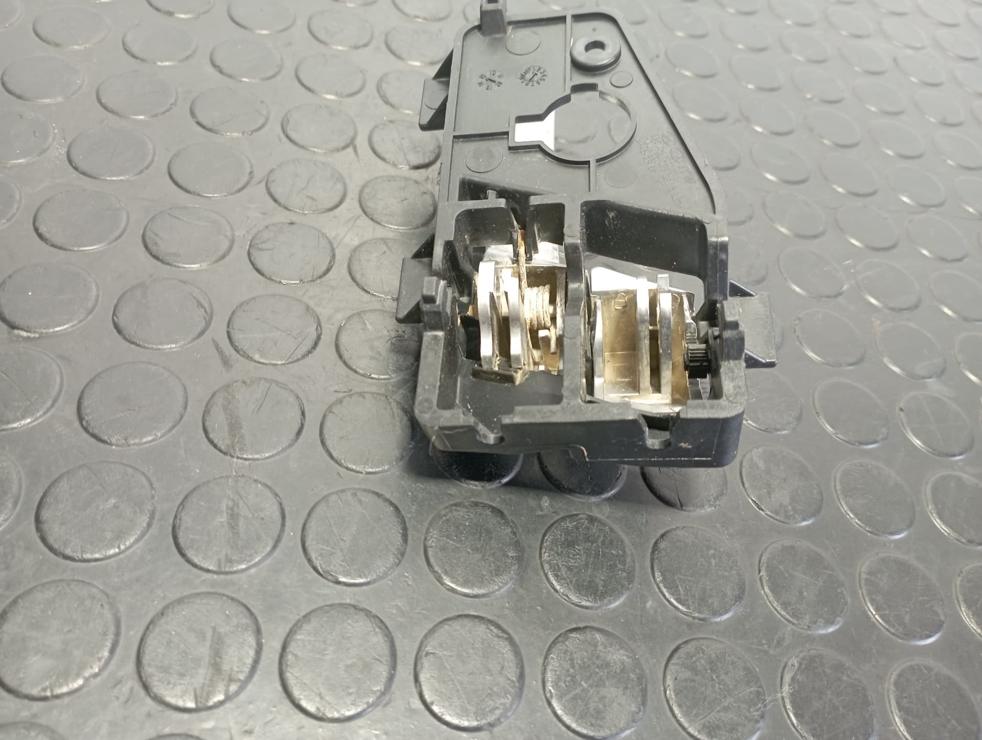 Recambio de MANETA INTERIOR DELANTERA IZQUIERDA para KIA PICANTO G3LA referencia OEM IAM 826101Y000 - ROJO 3