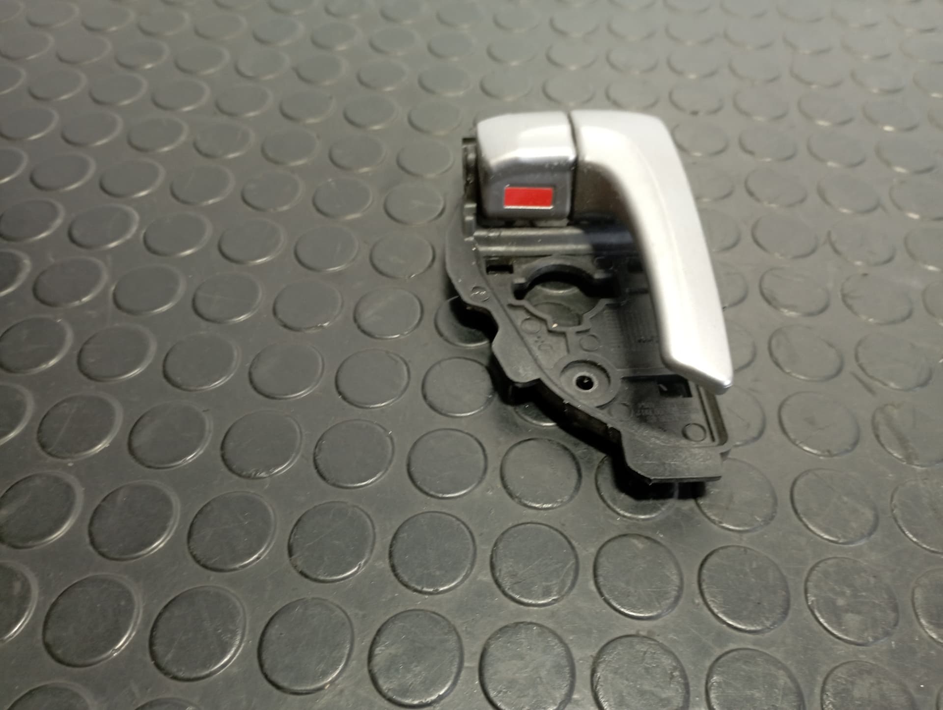 Recambio de MANETA INTERIOR TRASERA DERECHA para HYUNDAI IX35 1.6 CRDI D4FD referencia OEM IAM 826232S000 - GRIS 4