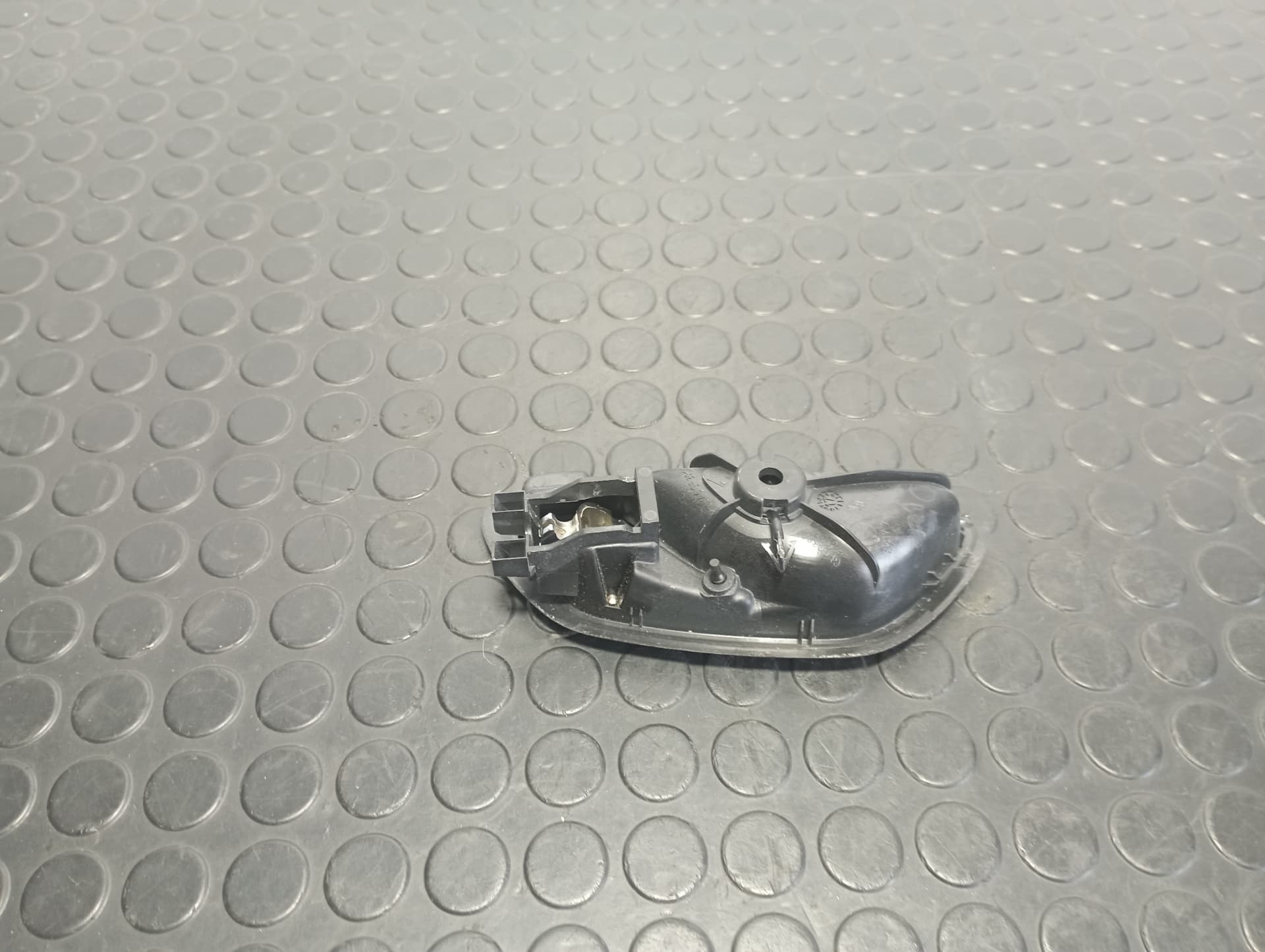 Recambio de MANETA INTERIOR TRASERA DERECHA para RENAULT MEGANE IV BERLINA 5P 1.5 DCI K9KG6 referencia OEM IAM 826725403R - NEGRO 2