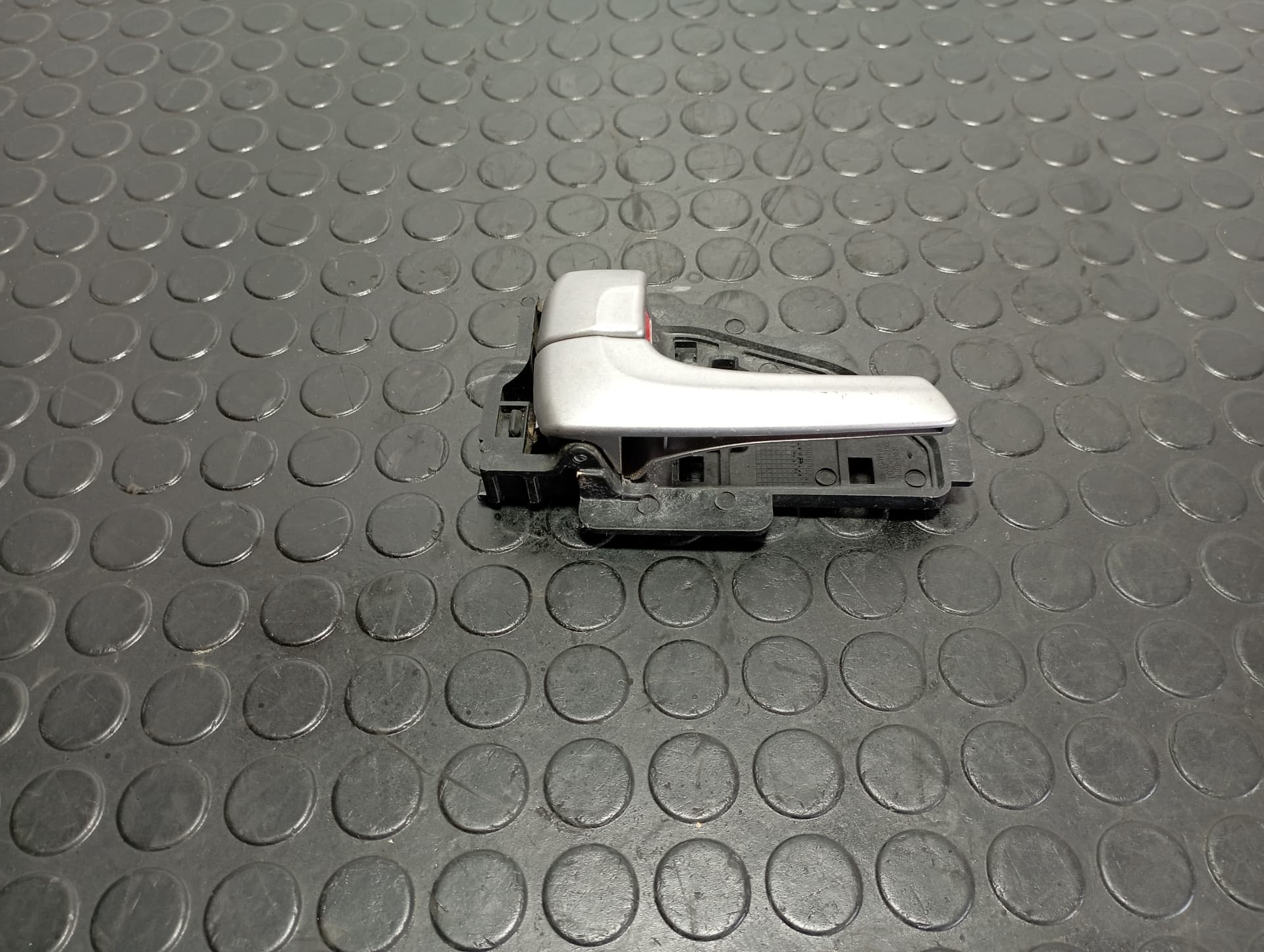Recambio de MANETA INTERIOR TRASERA IZQUIERDA para HYUNDAI IX35 1.6 CRDI D4FD referencia OEM IAM 826132S000 - GRIS