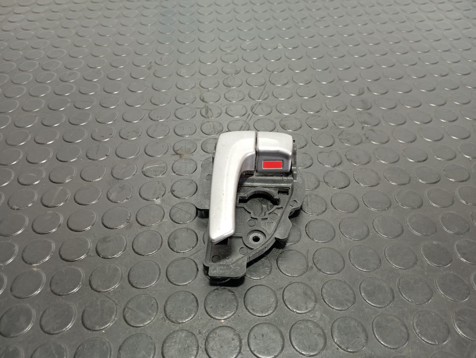 Recambio de MANETA INTERIOR TRASERA IZQUIERDA para HYUNDAI IX35 1.6 CRDI D4FD referencia OEM IAM 826132S000 - GRIS 3