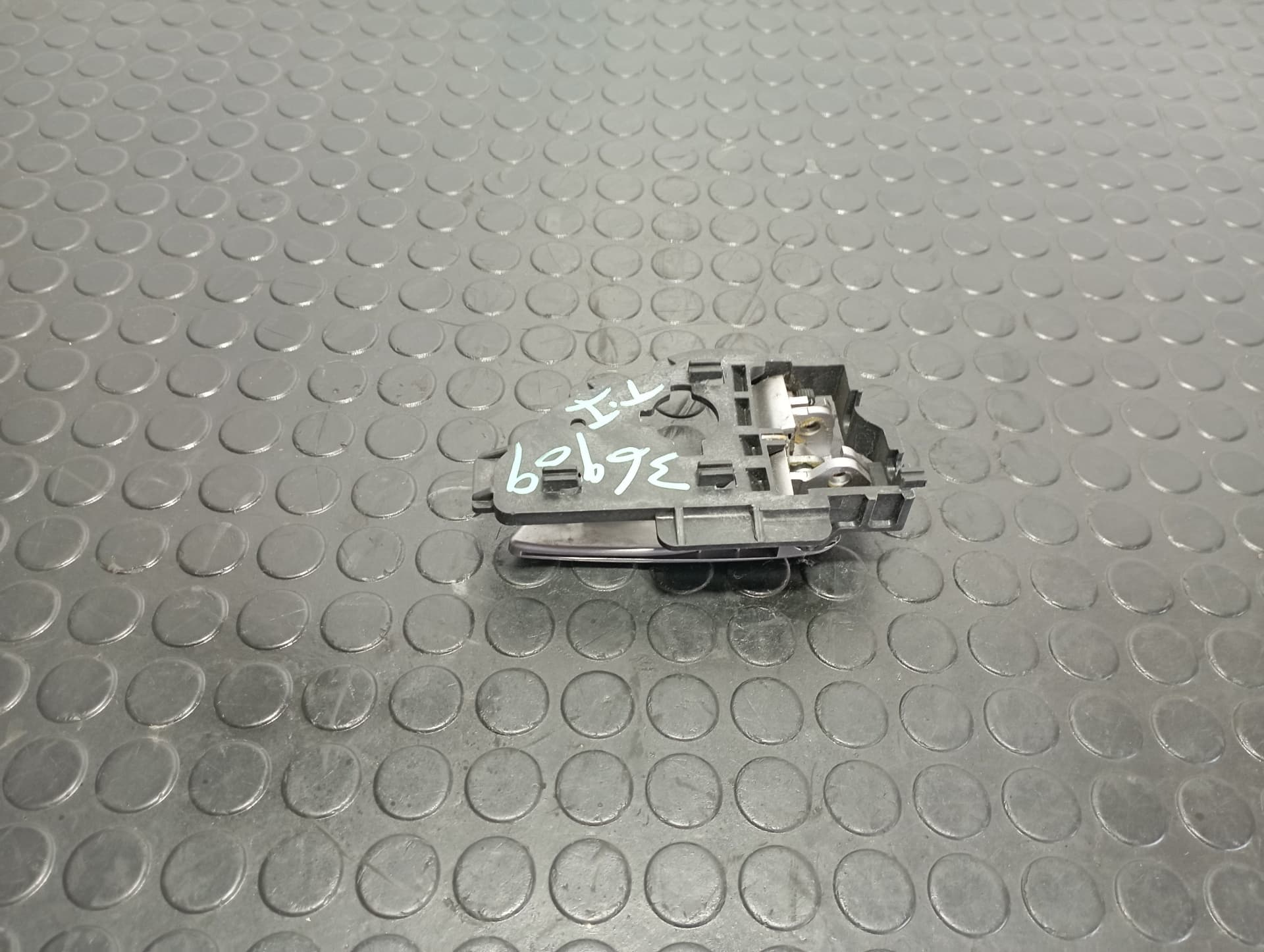 Recambio de MANETA INTERIOR TRASERA IZQUIERDA para HYUNDAI IX35 1.6 CRDI D4FD referencia OEM IAM 826132S000 - GRIS 2