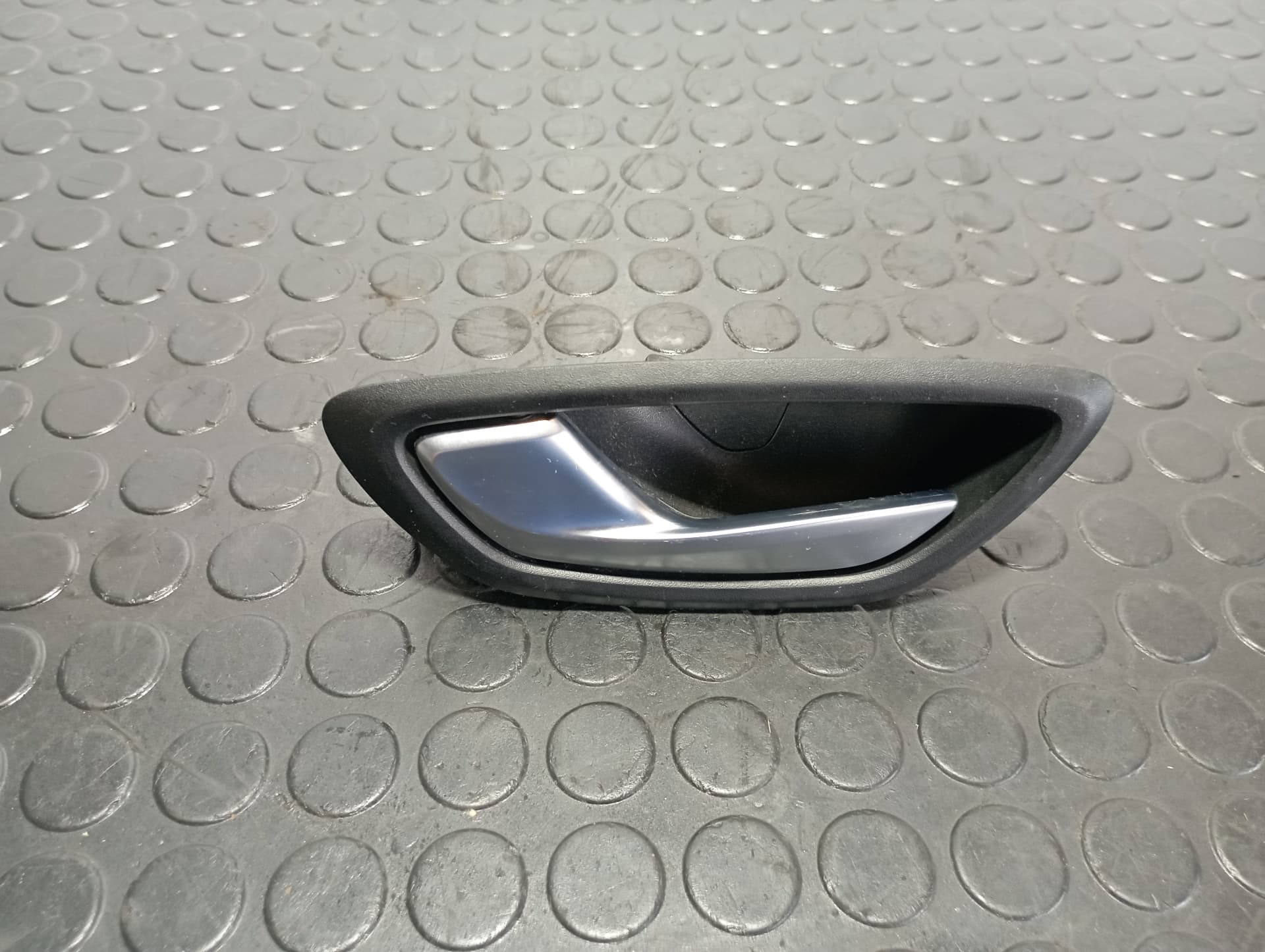 Recambio de MANETA INTERIOR TRASERA IZQUIERDA para RENAULT MEGANE IV BERLINA 5P 1.5 DCI K9KG6 referencia OEM IAM 050917B2 - NEGRO