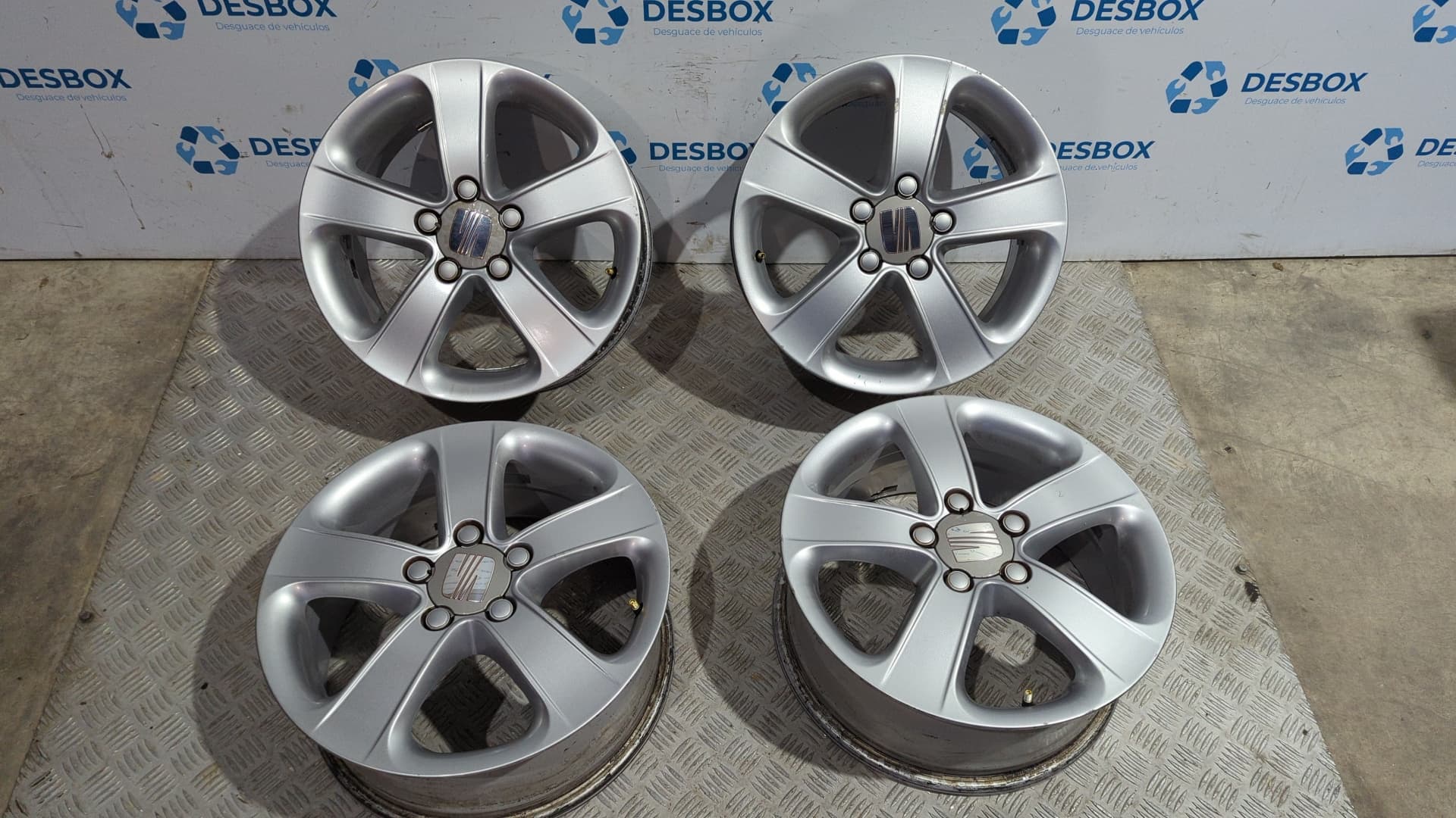 Recambio de JUEGO LLANTAS para SEAT LEON (1P1) BLS referencia OEM IAM 5P0601025F - NEGRO