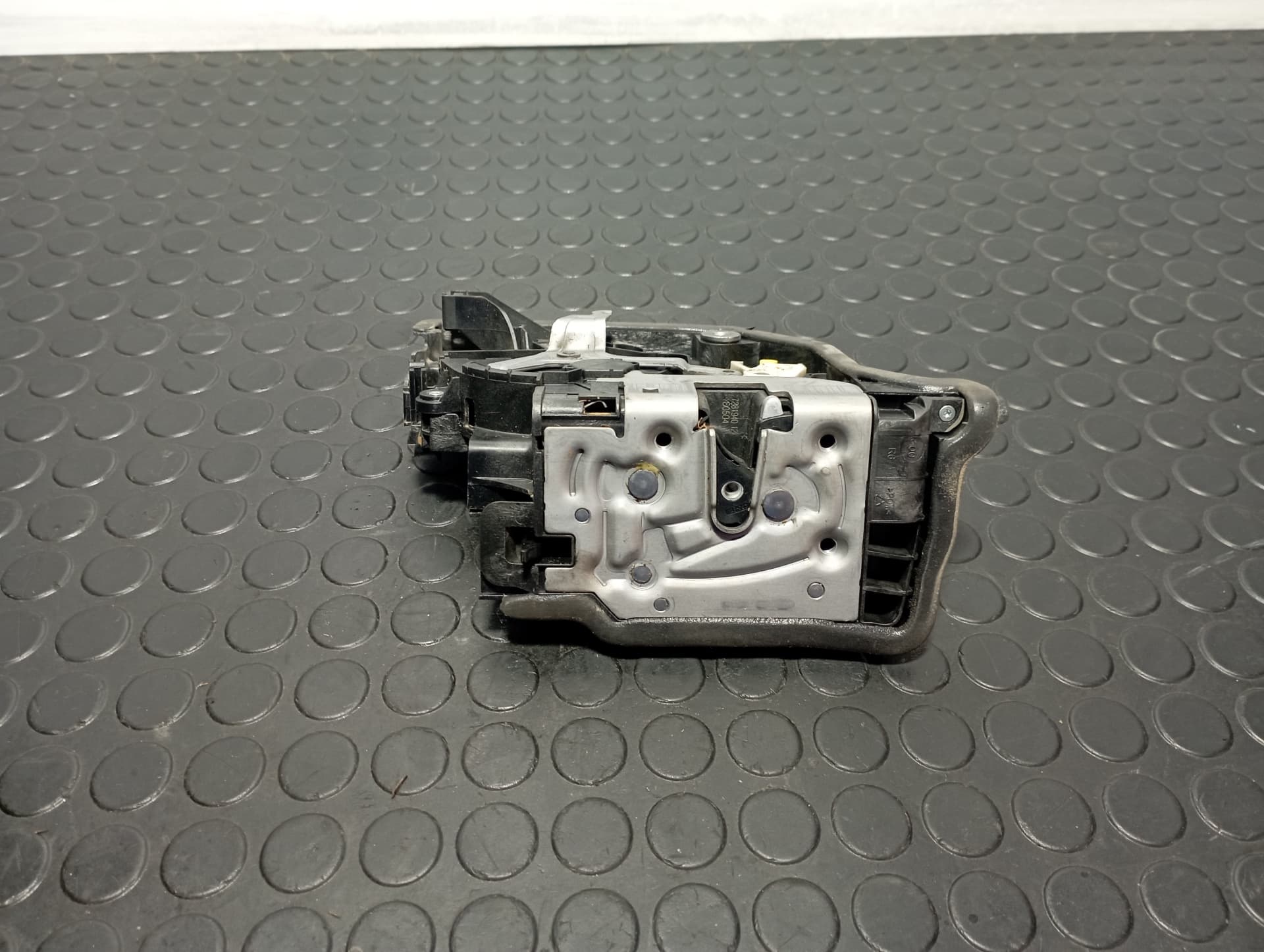 Recambio de CERRADURA PUERTA TRASERA DERECHA para BMW SERIE X1 (F48) X1 SDRIVE 18D B47C20A referencia OEM IAM 18283810CZ - BLANCO 2