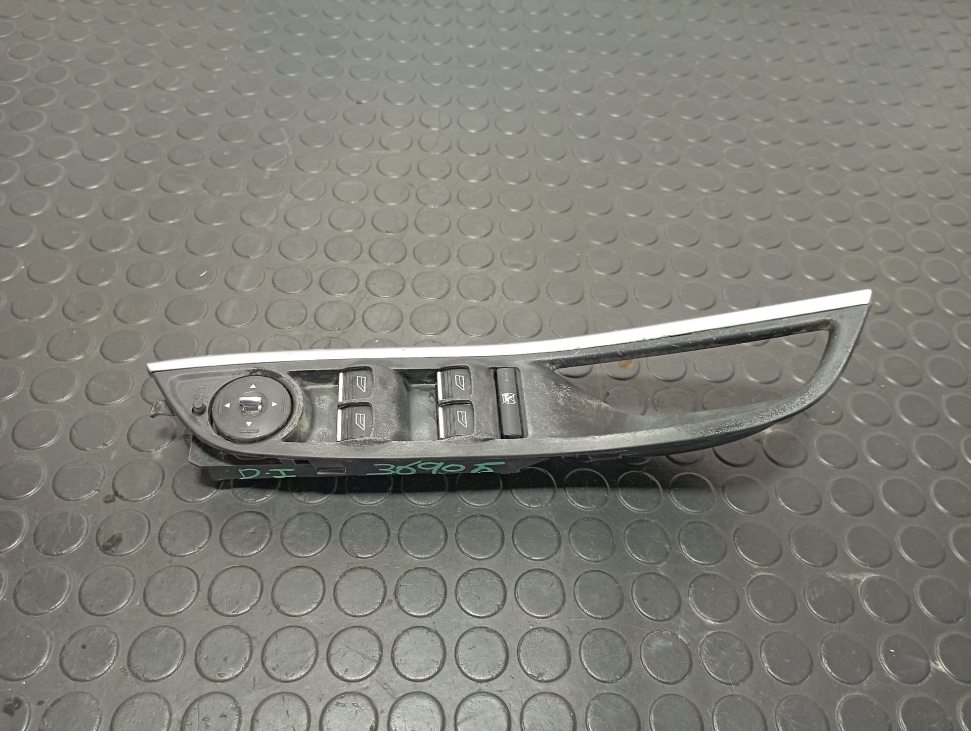 Recambio de MANDO ELEVALUNAS DELANTERO IZQUIERDO para FORD FOCUS LIM. (CB8) FOCUS ST SPORT R9DA referencia OEM IAM AM5T14A132CA - ROJO