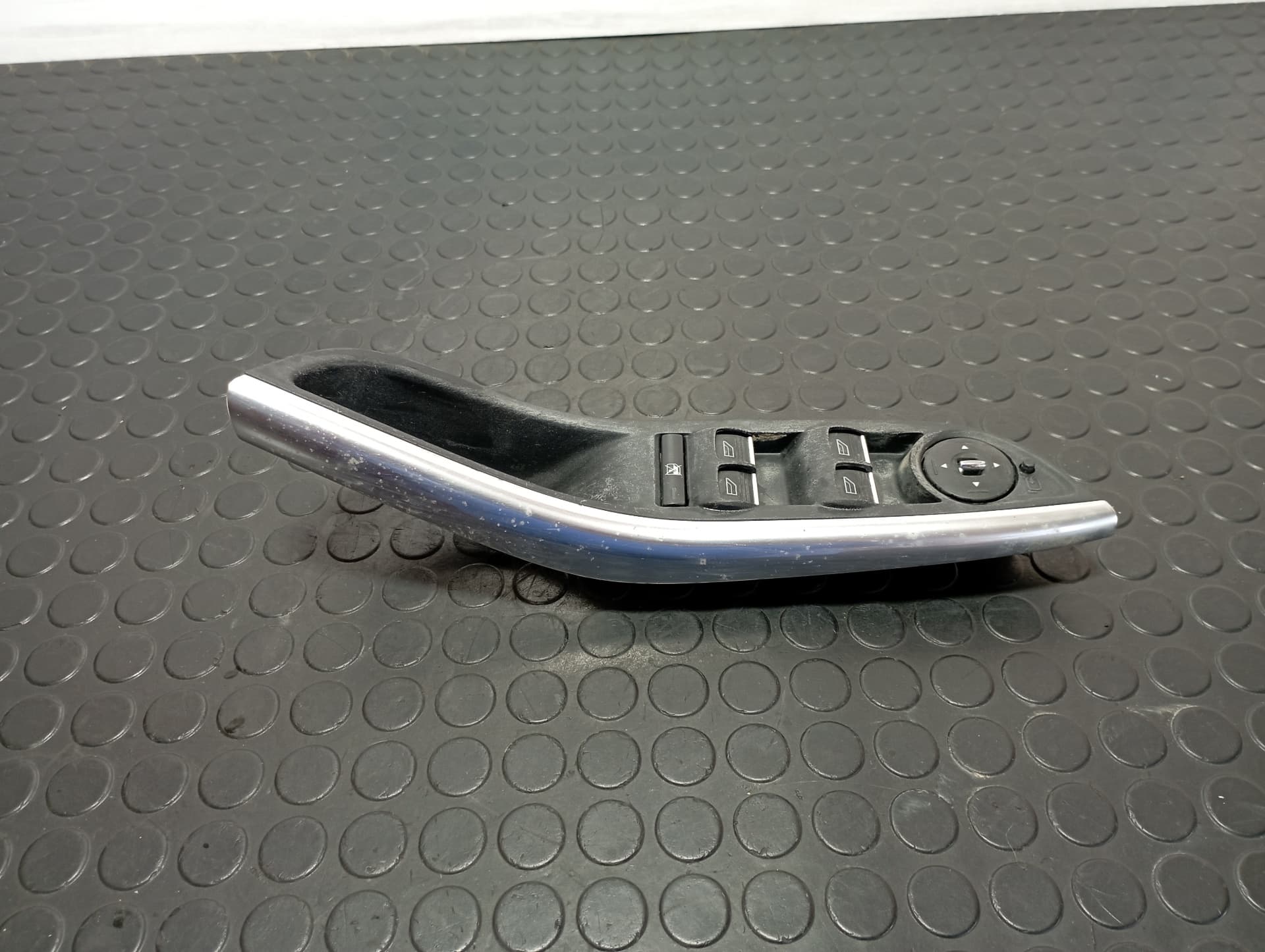 Recambio de MANDO ELEVALUNAS DELANTERO IZQUIERDO para FORD FOCUS LIM. (CB8) FOCUS ST SPORT R9DA referencia OEM IAM AM5T14A132CA - ROJO 2