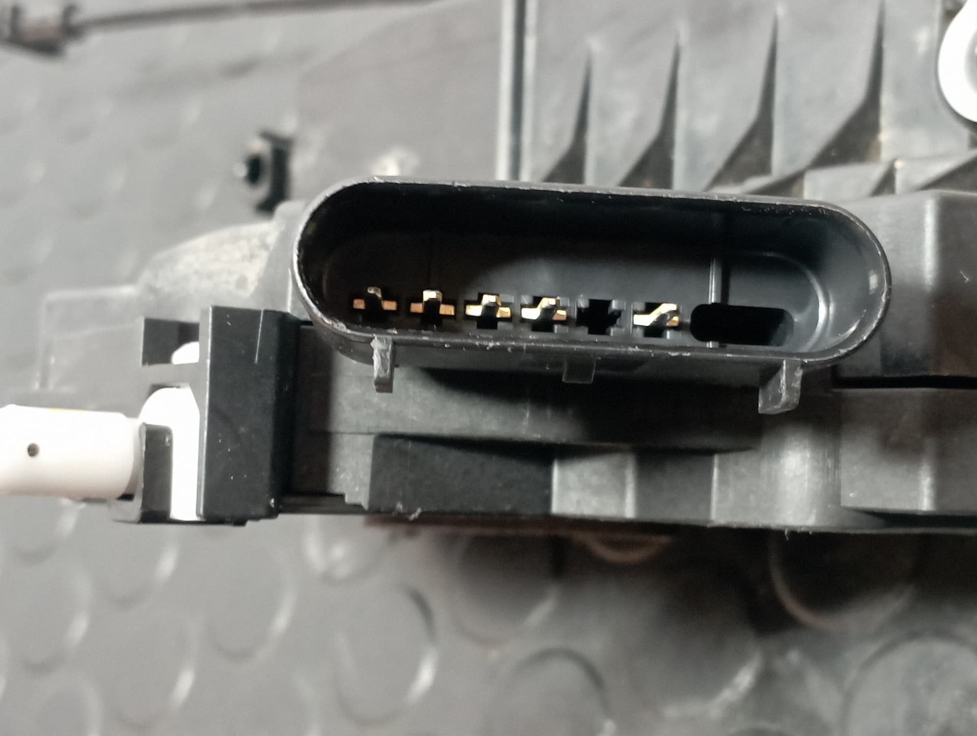 Recambio de CERRADURA PUERTA TRASERA IZQUIERDA para FORD FOCUS LIM. (CB8) FOCUS ST SPORT R9DA referencia OEM IAM BM5AA26413BD - ROJO 4