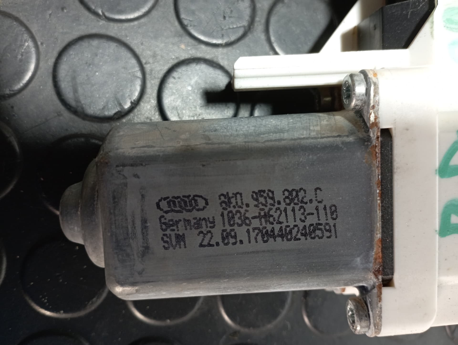 Recambio de ELEVALUNAS DELANTERO DERECHO para AUDI A1 SPORTBACK (8XF) 1.6 TDI CXMA referencia OEM IAM 8K0959802C - GRIS 2