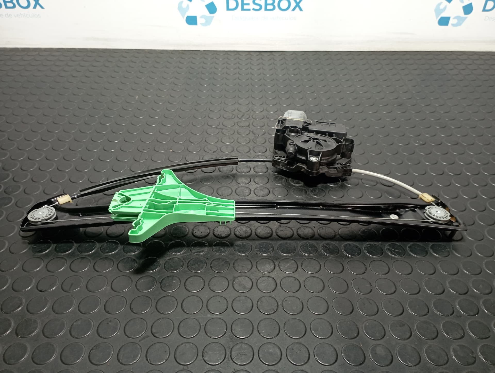 Recambio de ELEVALUNAS TRASERO DERECHO para VOLKSWAGEN TIGUAN 1.9 TDI DTR referencia OEM IAM 5NA839462C - NEGRO