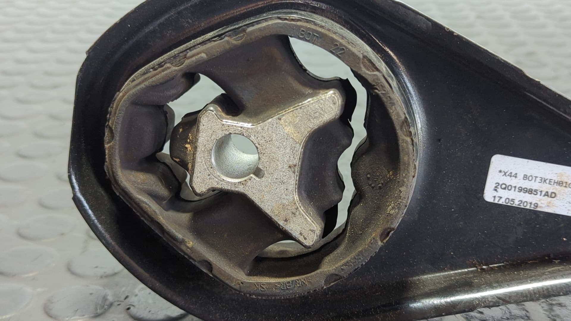 Recambio de SOPORTE MOTOR para SEAT IBIZA (KJ1) DBYA referencia OEM IAM 2Q0199851AD 3