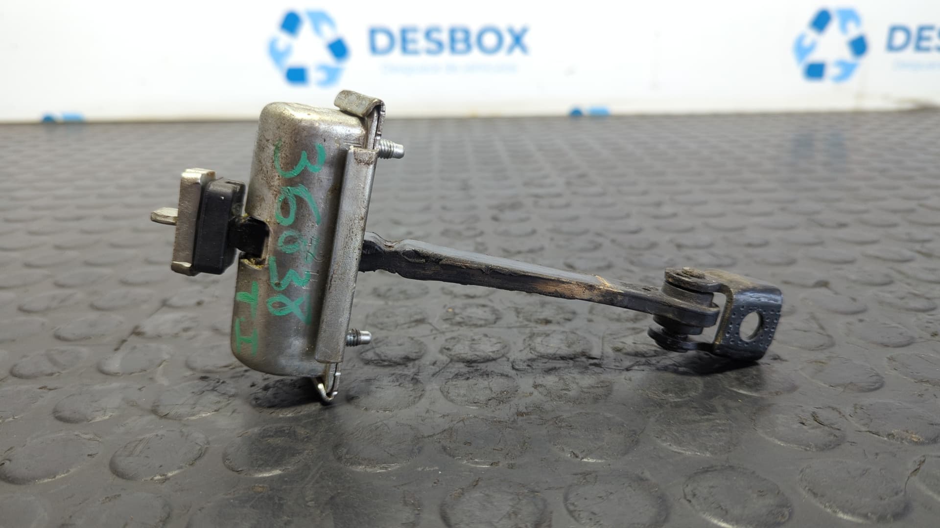 Recambio de RETENEDOR PUERTA IZQUIERDA  para OPEL CORSA E 1.4 GASOLINA B14XER referencia OEM IAM 13181961 - GRIS