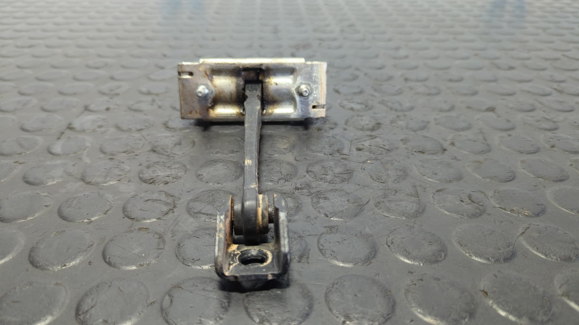 Recambio de RETENEDOR PUERTA IZQUIERDA  para OPEL CORSA E 1.4 GASOLINA B14XER referencia OEM IAM 13181961 - GRIS 2