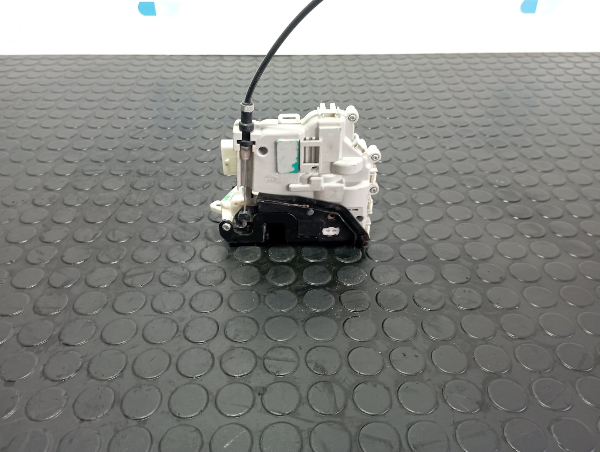 Recambio de CERRADURA PUERTA DELANTERA DERECHA para AUDI A1 SPORTBACK (8XF) 1.6 TDI CXMA referencia OEM IAM 8X1837016C - GRIS 2