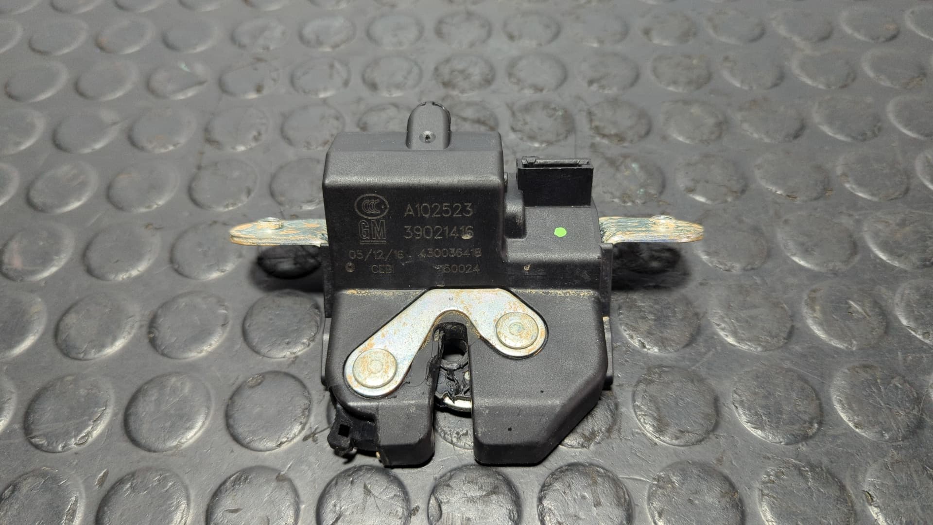 Recambio de CERRADURA MALETERO / PORTON para OPEL CORSA E 1.4 GASOLINA B14XER referencia OEM IAM 39021416 - GRIS 2