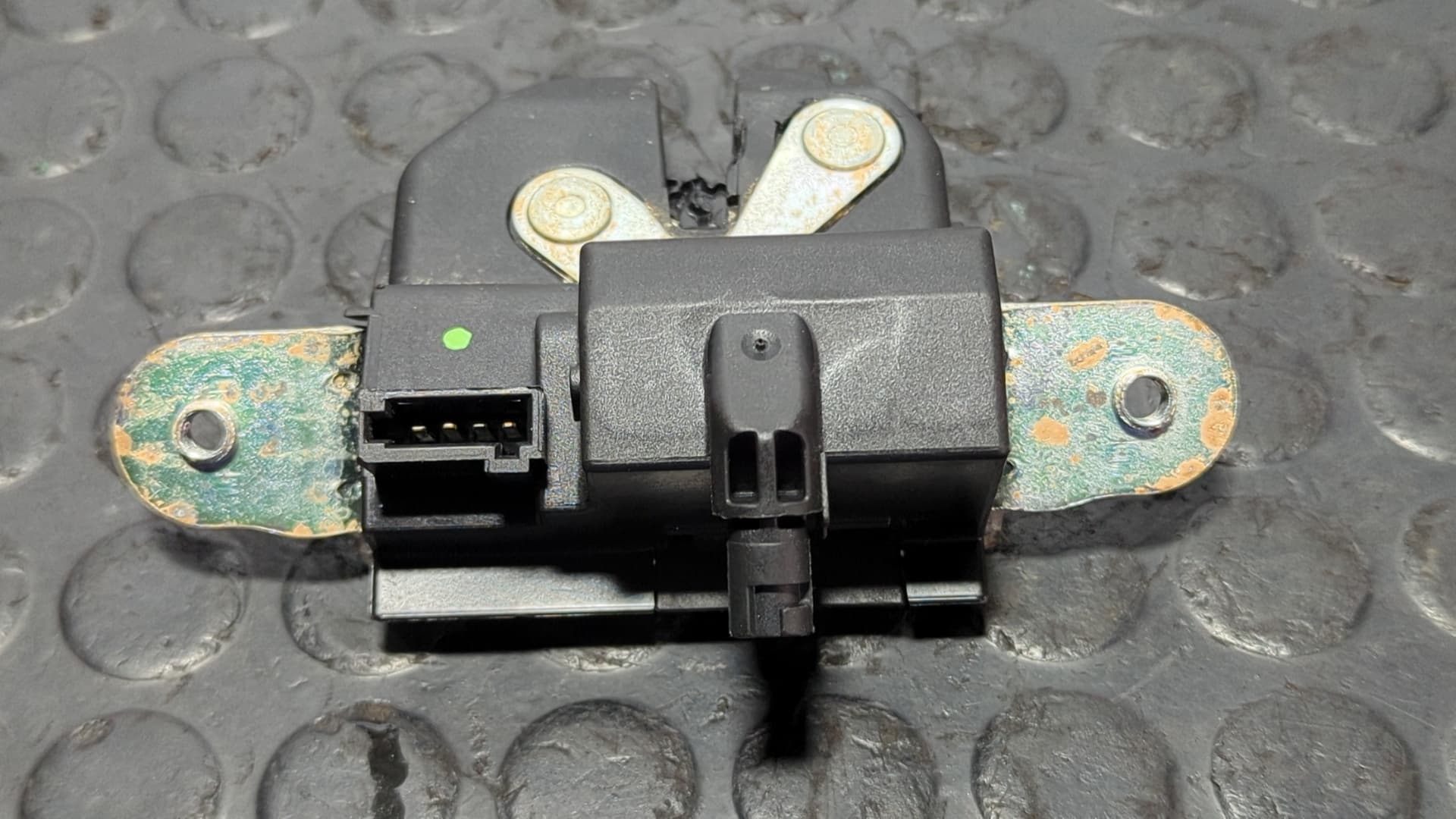 Recambio de CERRADURA MALETERO / PORTON para OPEL CORSA E 1.4 GASOLINA B14XER referencia OEM IAM 39021416 - GRIS 4