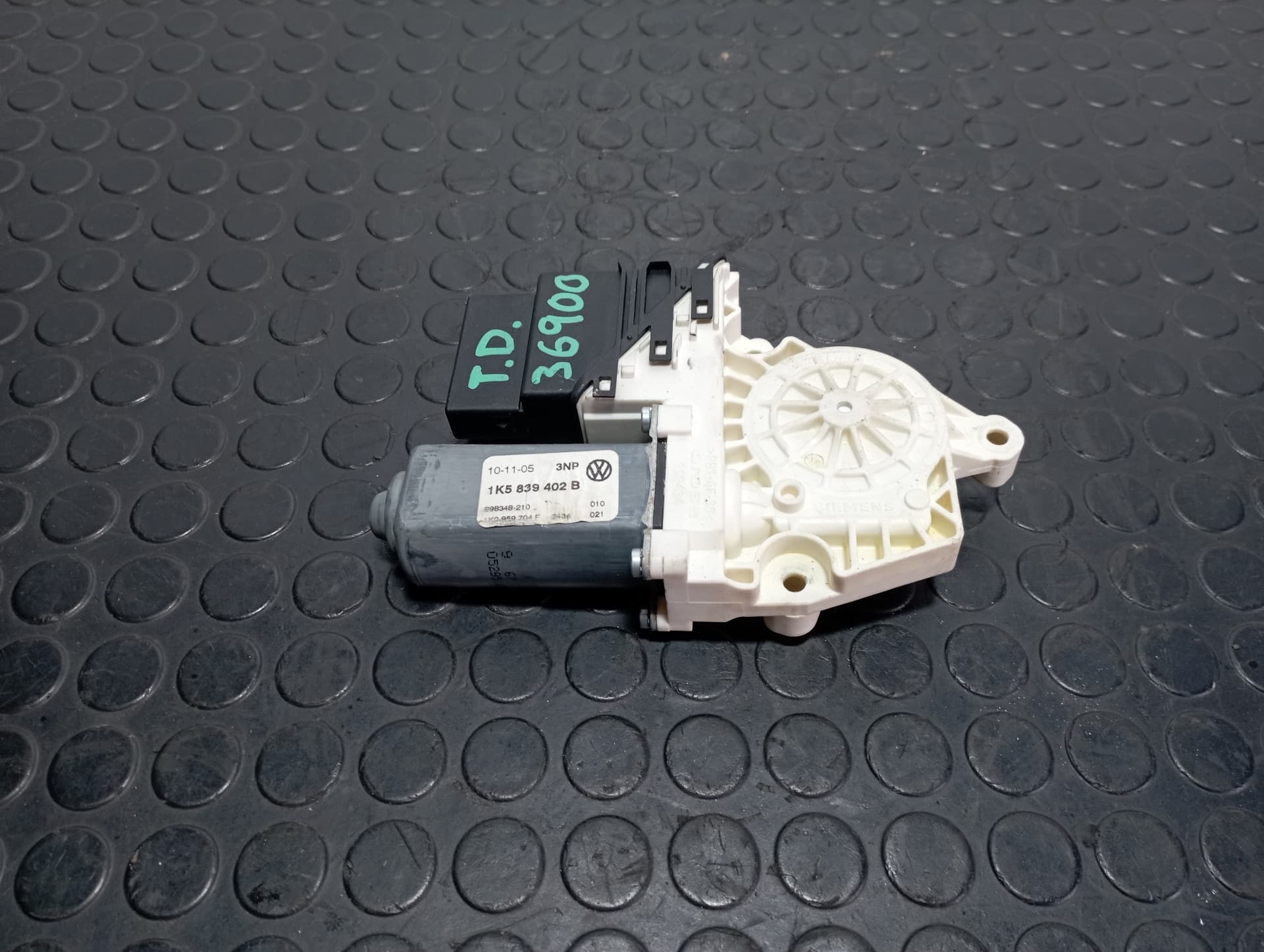 Recambio de MOTOR ELEVALUNAS TRASERO DERECHO para VOLKSWAGEN JETTA (1K2) 2.0 TDI BKD referencia OEM IAM 1K5839402B - VERDE