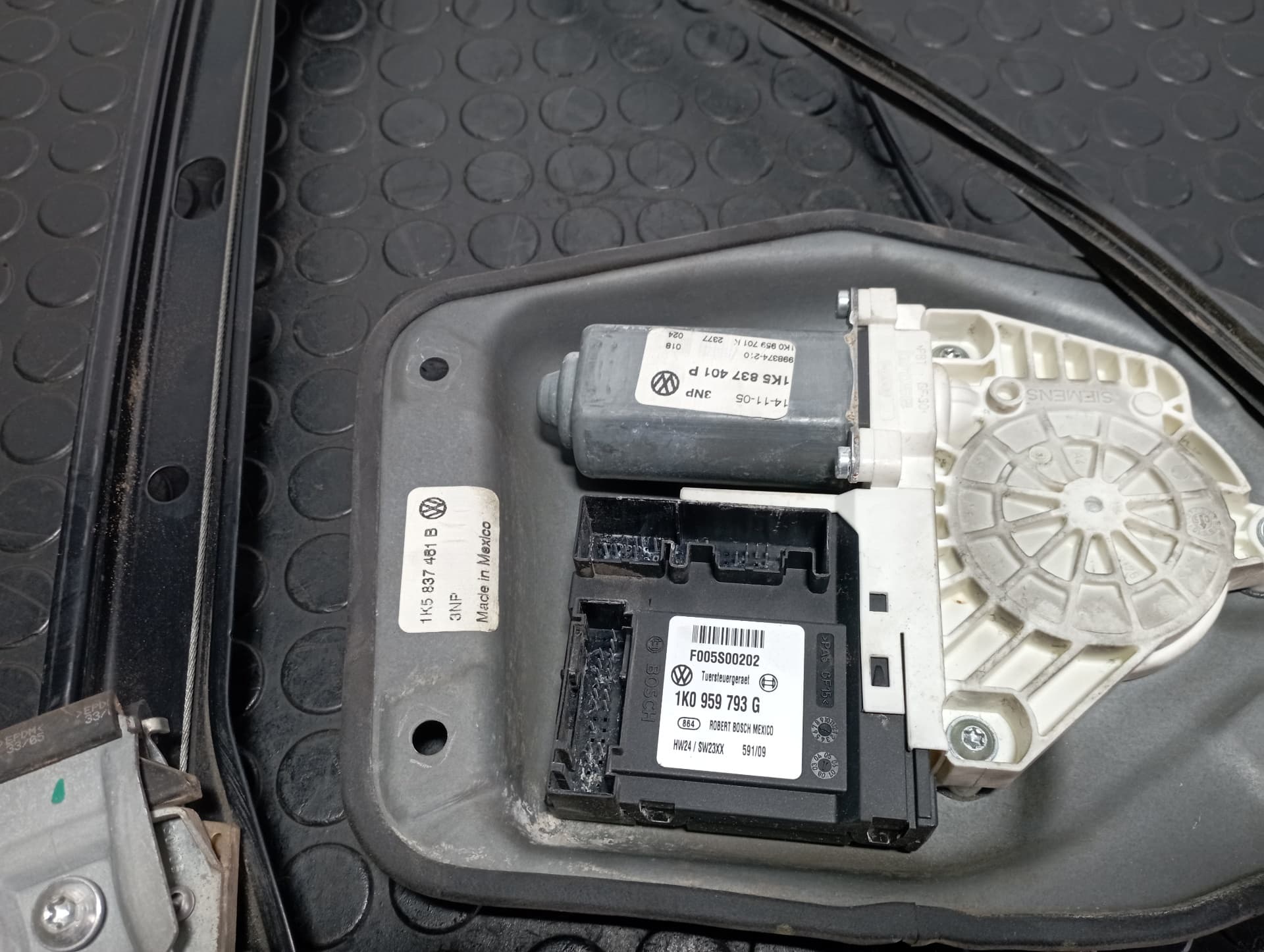 Recambio de ELEVALUNAS DELANTERO IZQUIERDO para VOLKSWAGEN JETTA (1K2) 2.0 TDI BKD referencia OEM IAM 1K5837461B - VERDE 2